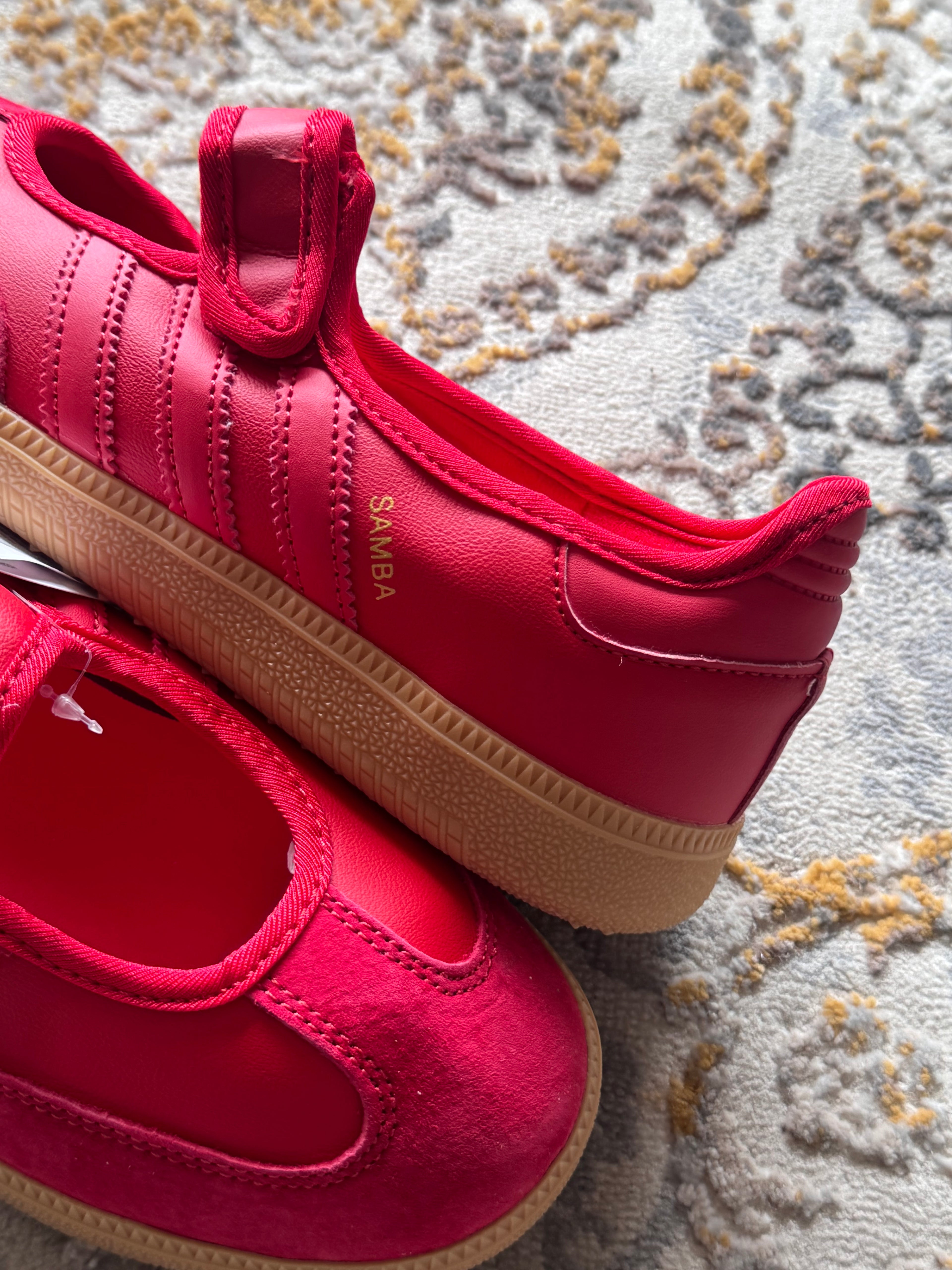 Adidas samba Mary Jane ballet
“Rojo suela goma”