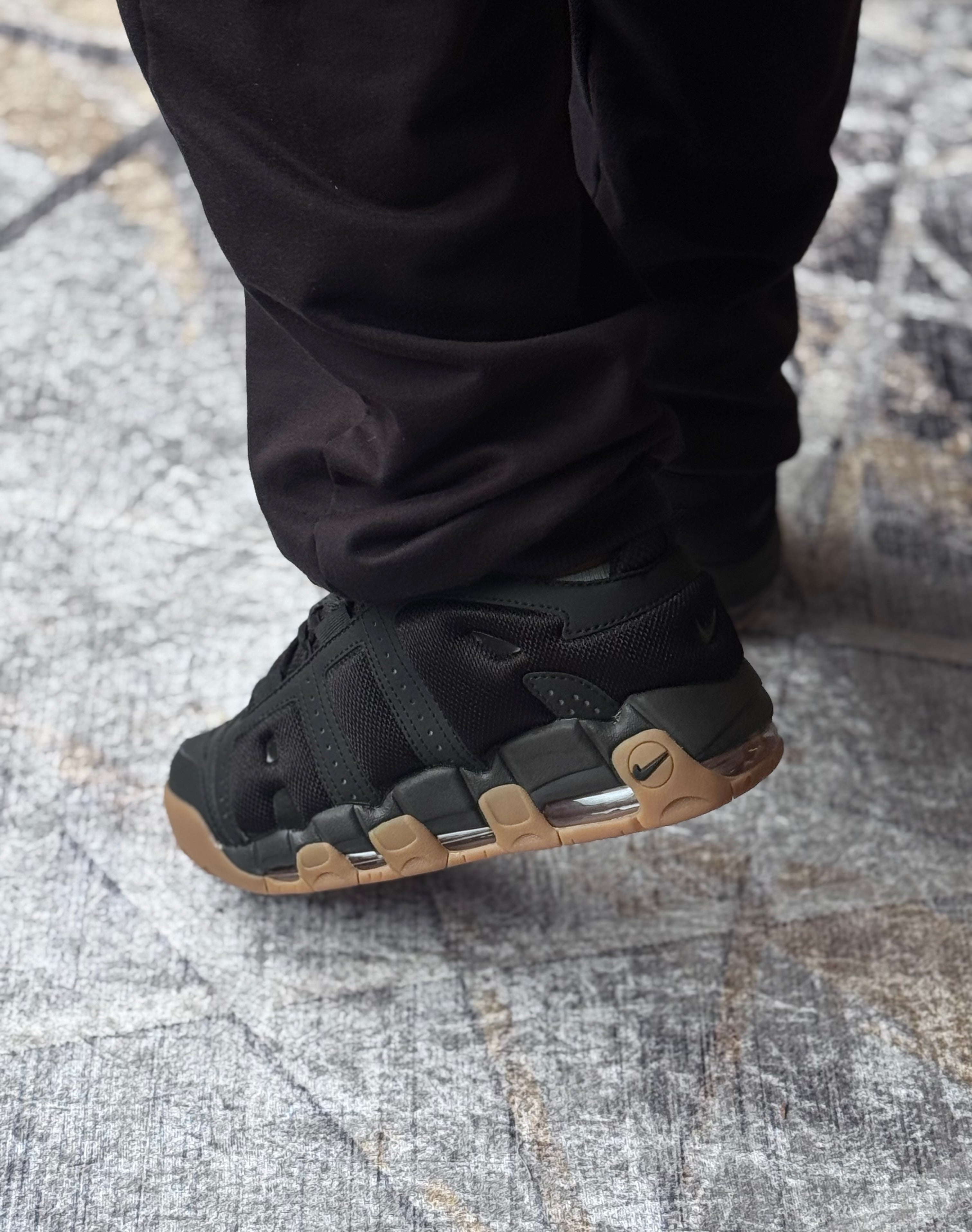 Nike up tempo more “negra suela goma “