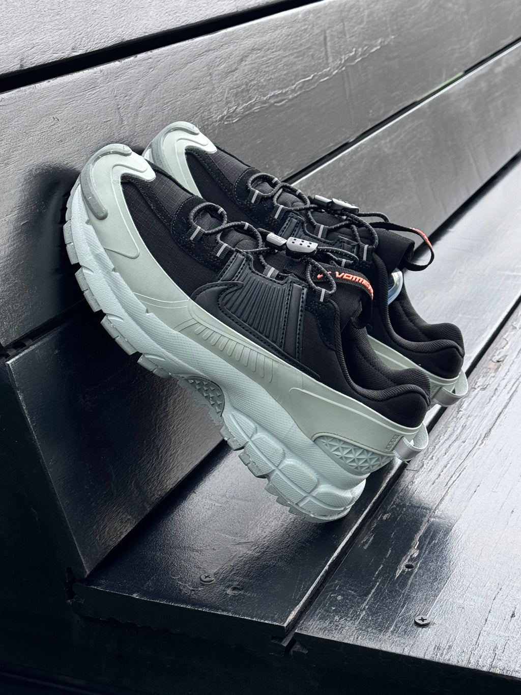 Nike Vomero roam gris negro