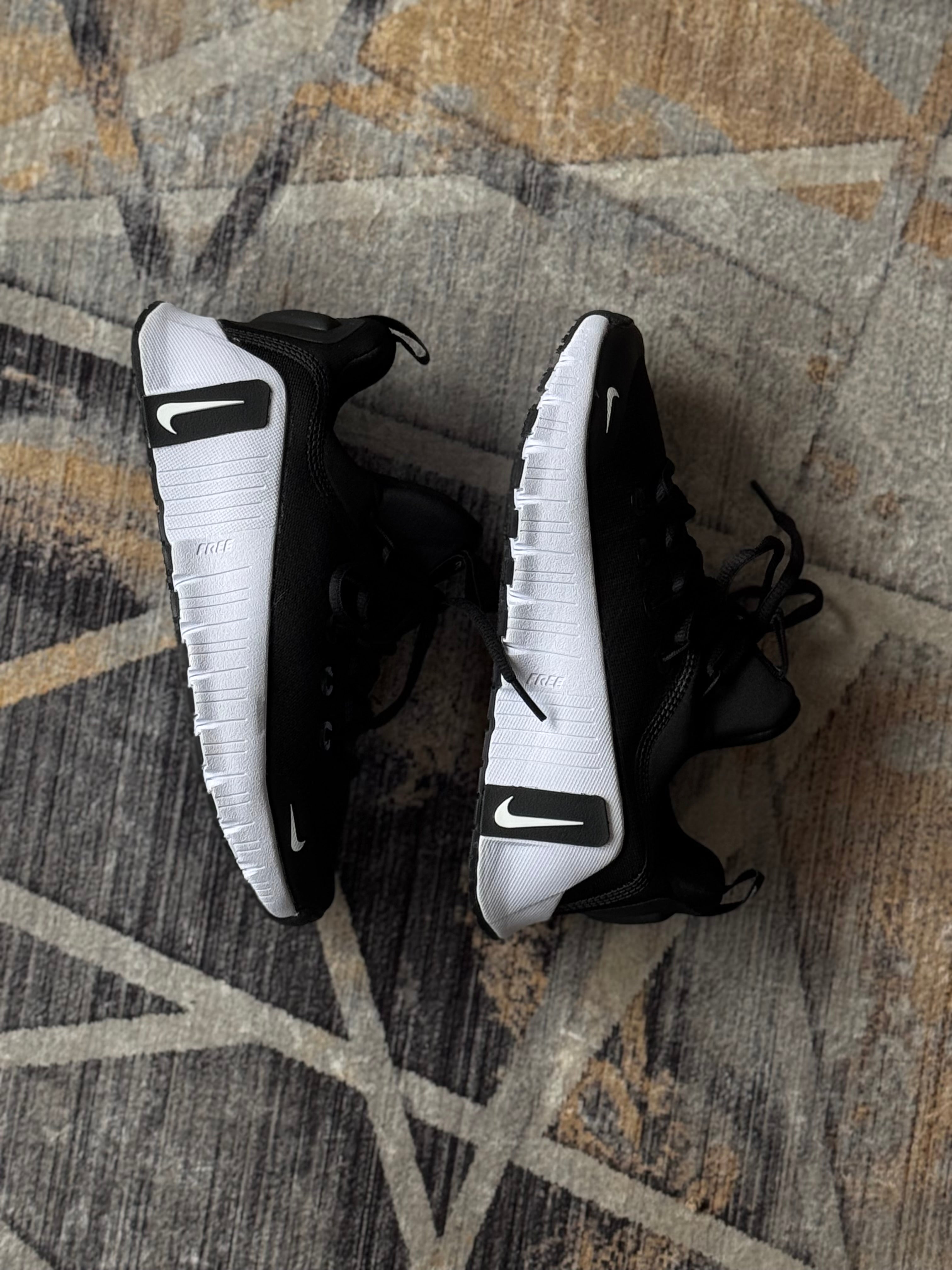 Nike free metcon 6 “negra blanca”