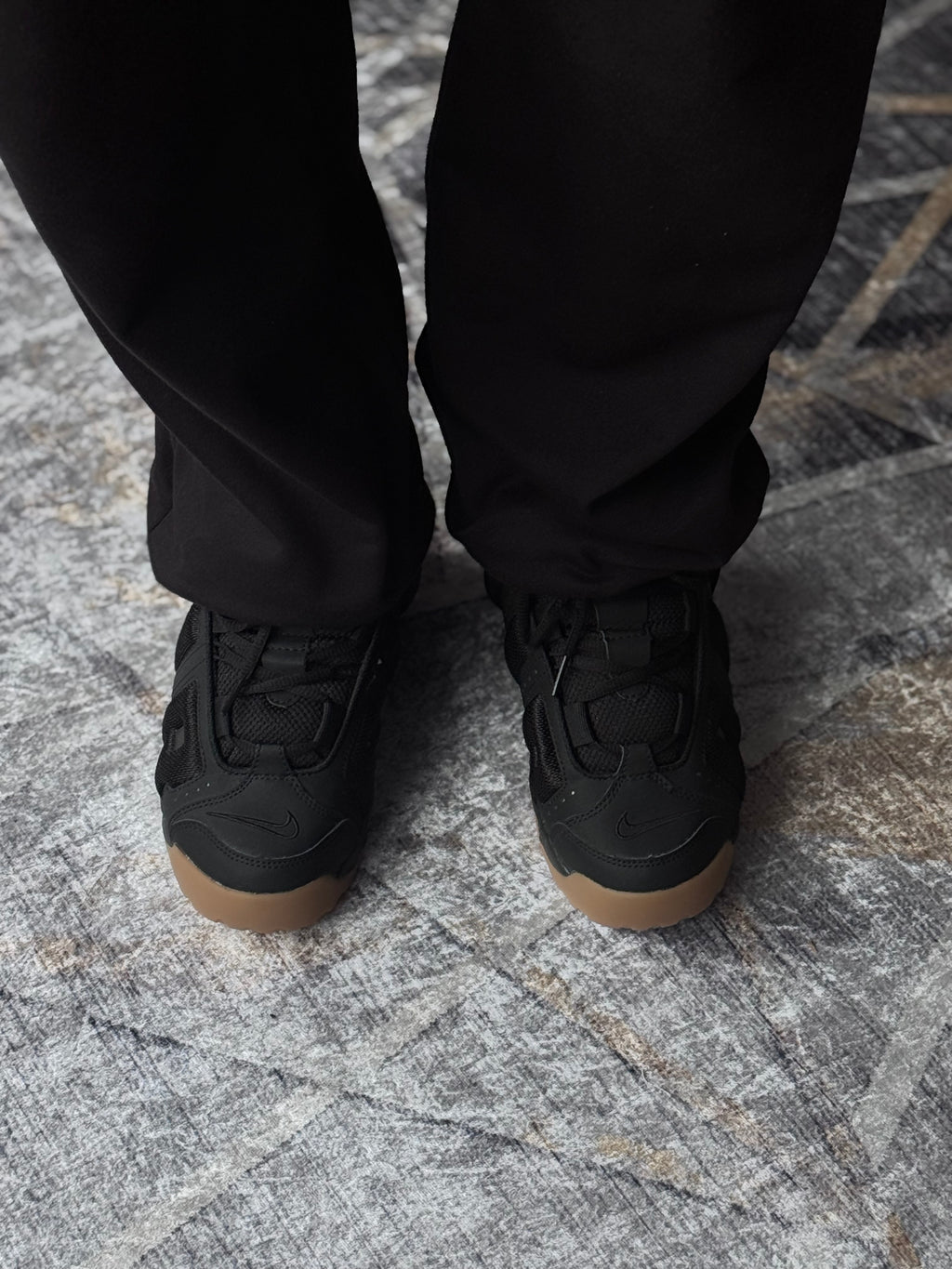 Nike up tempo more “negra suela goma “