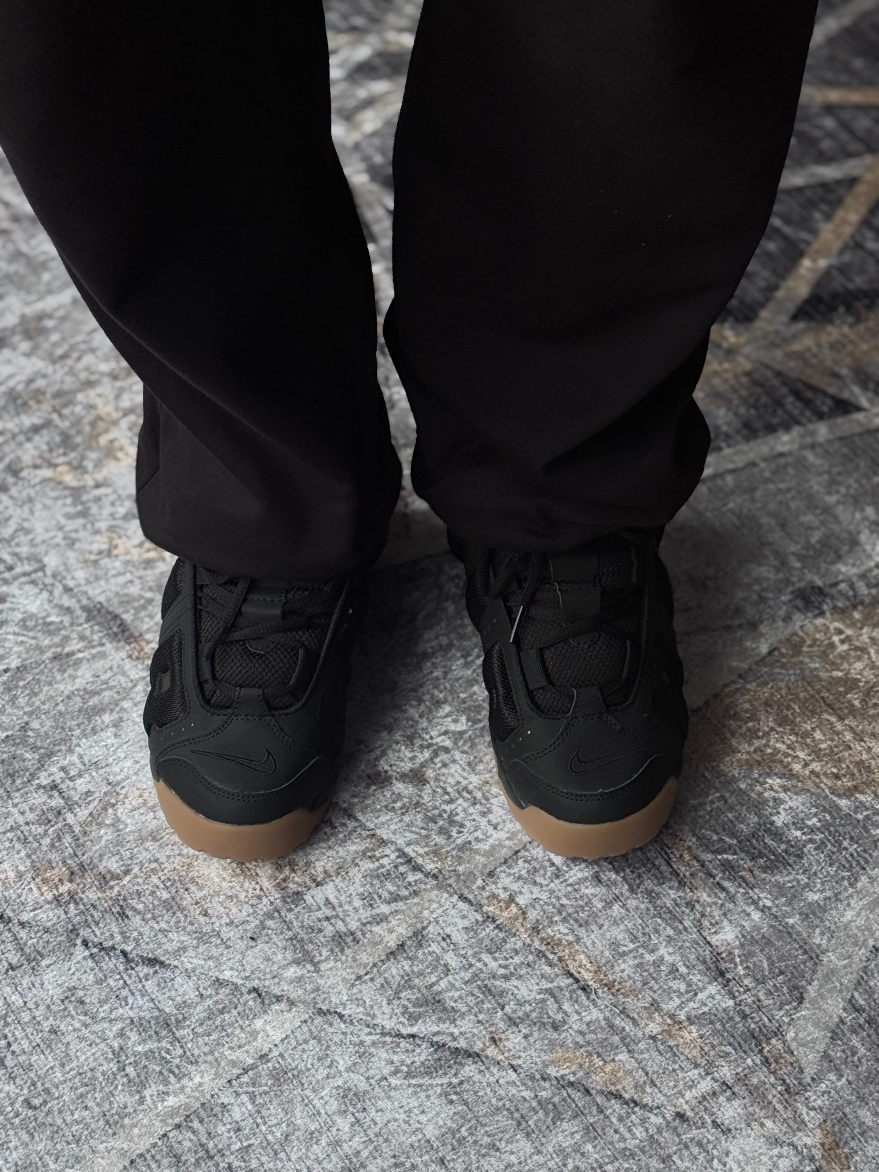 Nike up tempo more “negra suela goma “