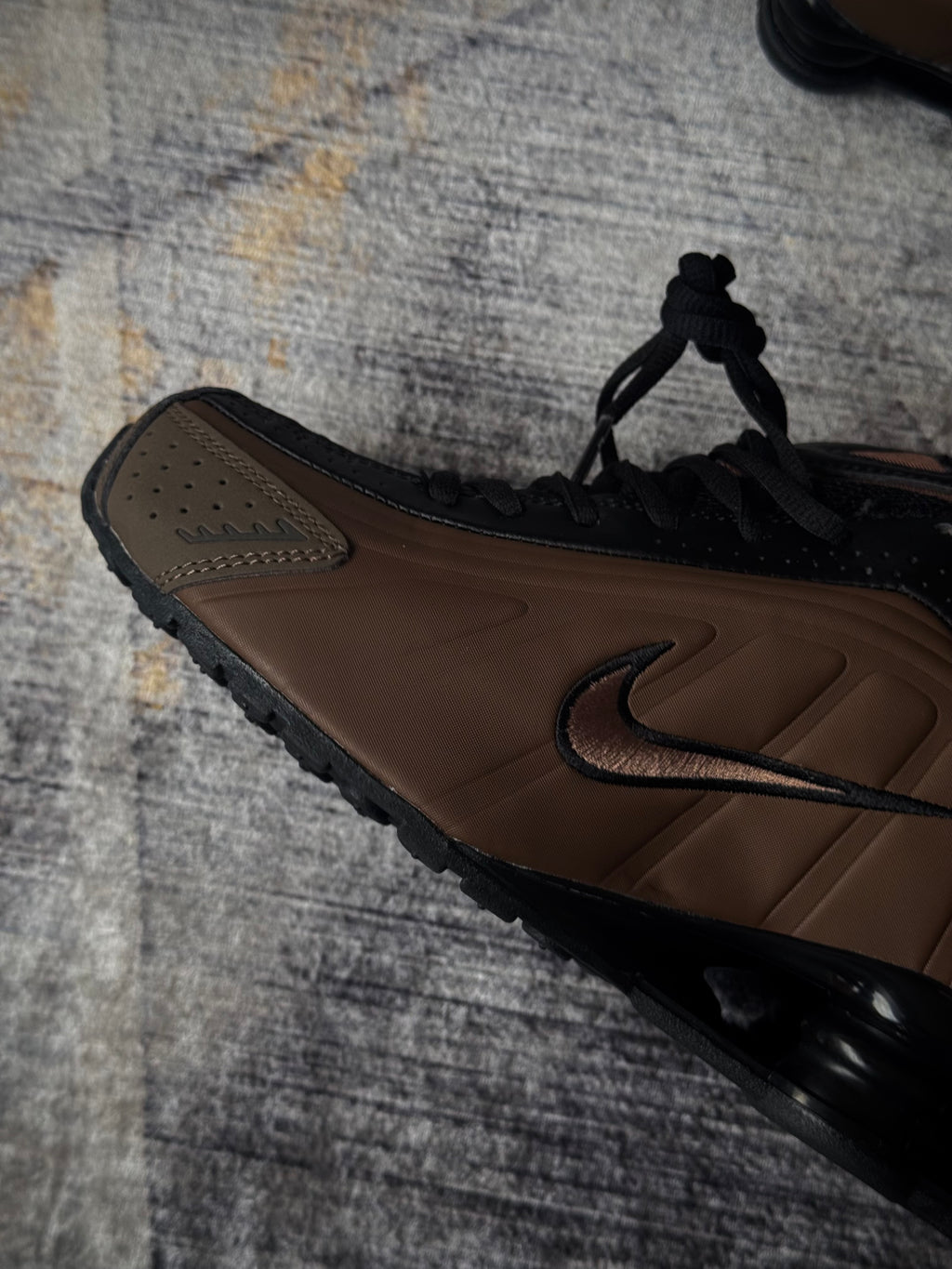 Nike Shox r4 “off noir ironstone”