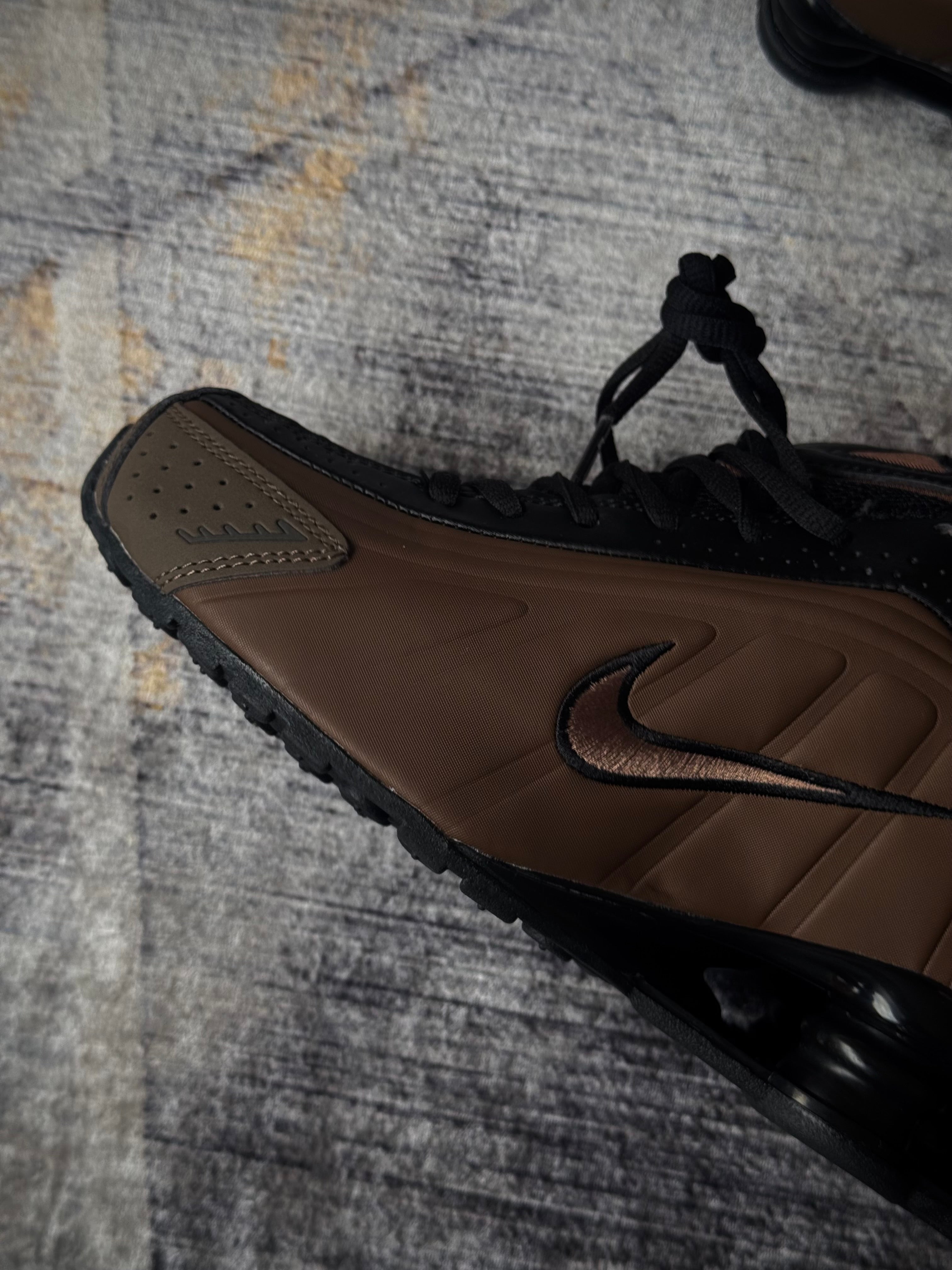 Nike Shox r4 “off noir ironstone”