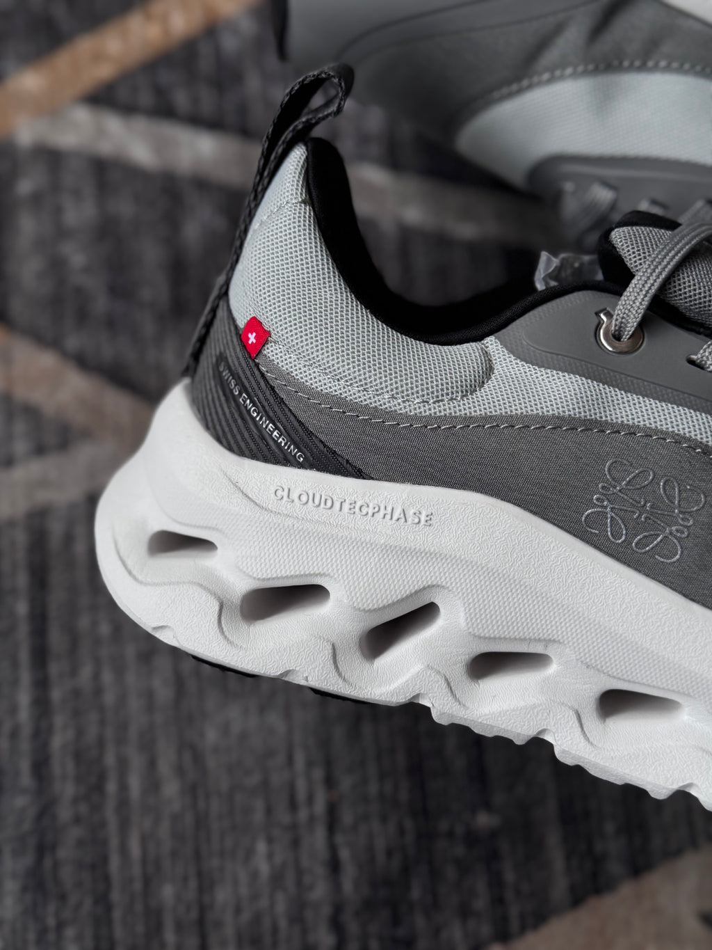 On cloud “cloudtilt x loewe gris “