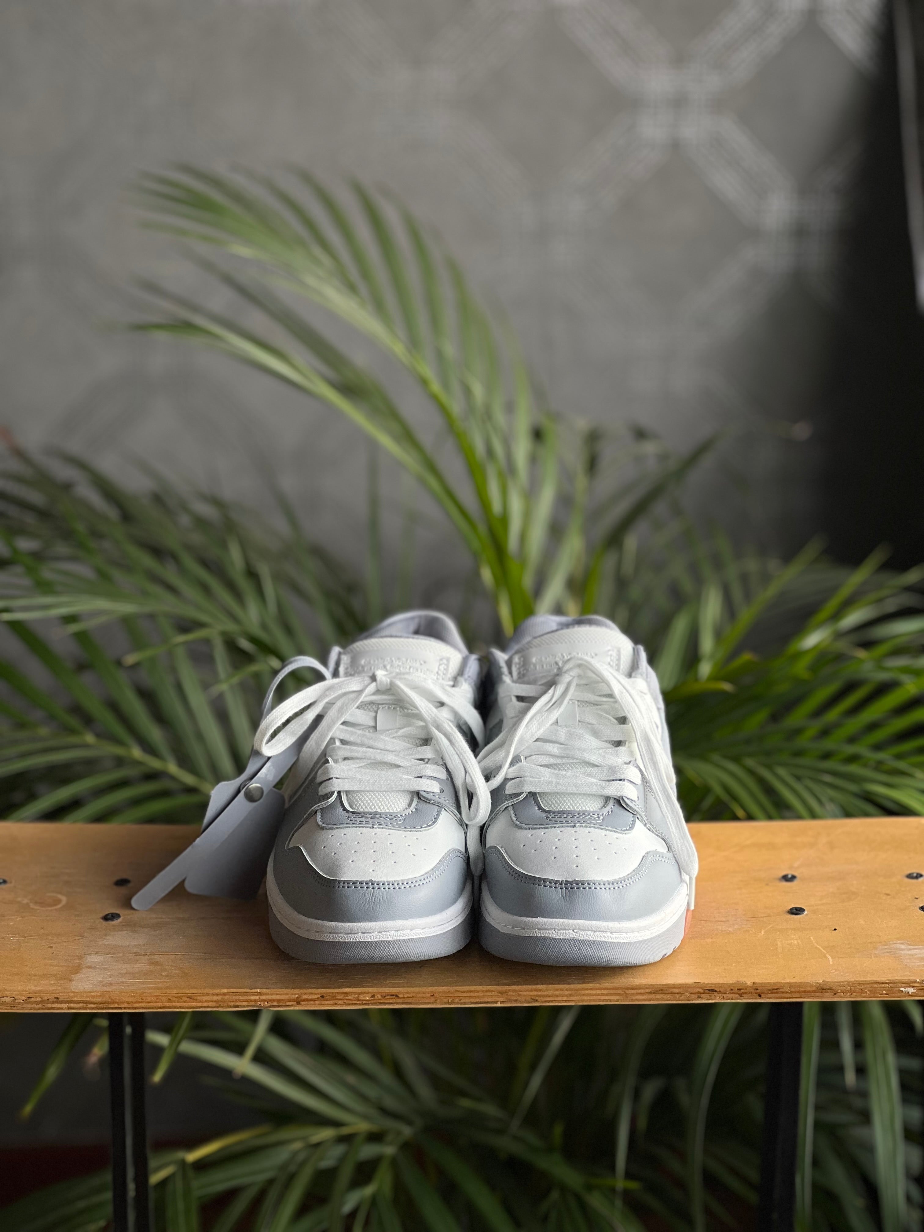 Off white “out of office blanco gris