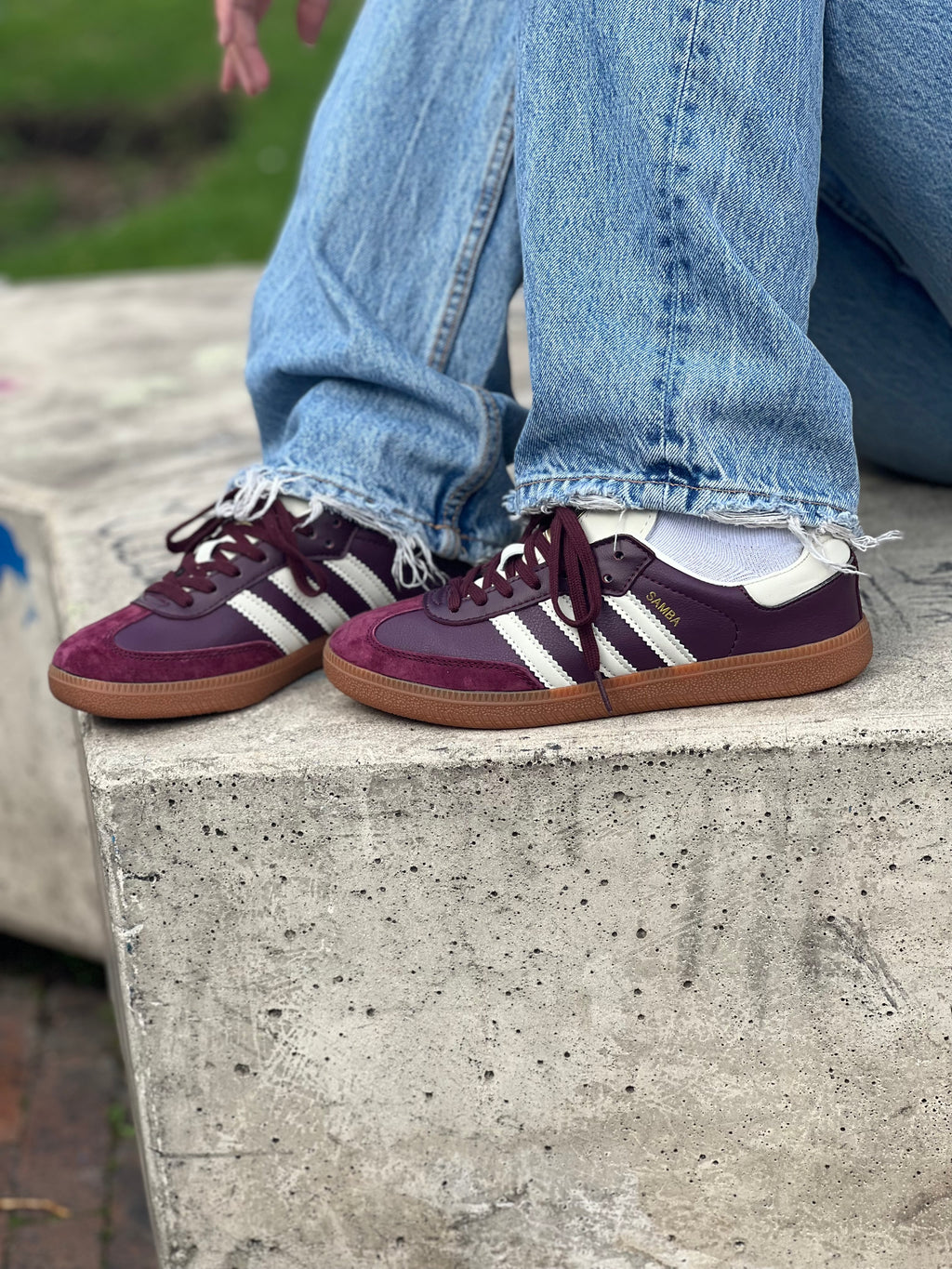 Samba og burgundy 
adidas
