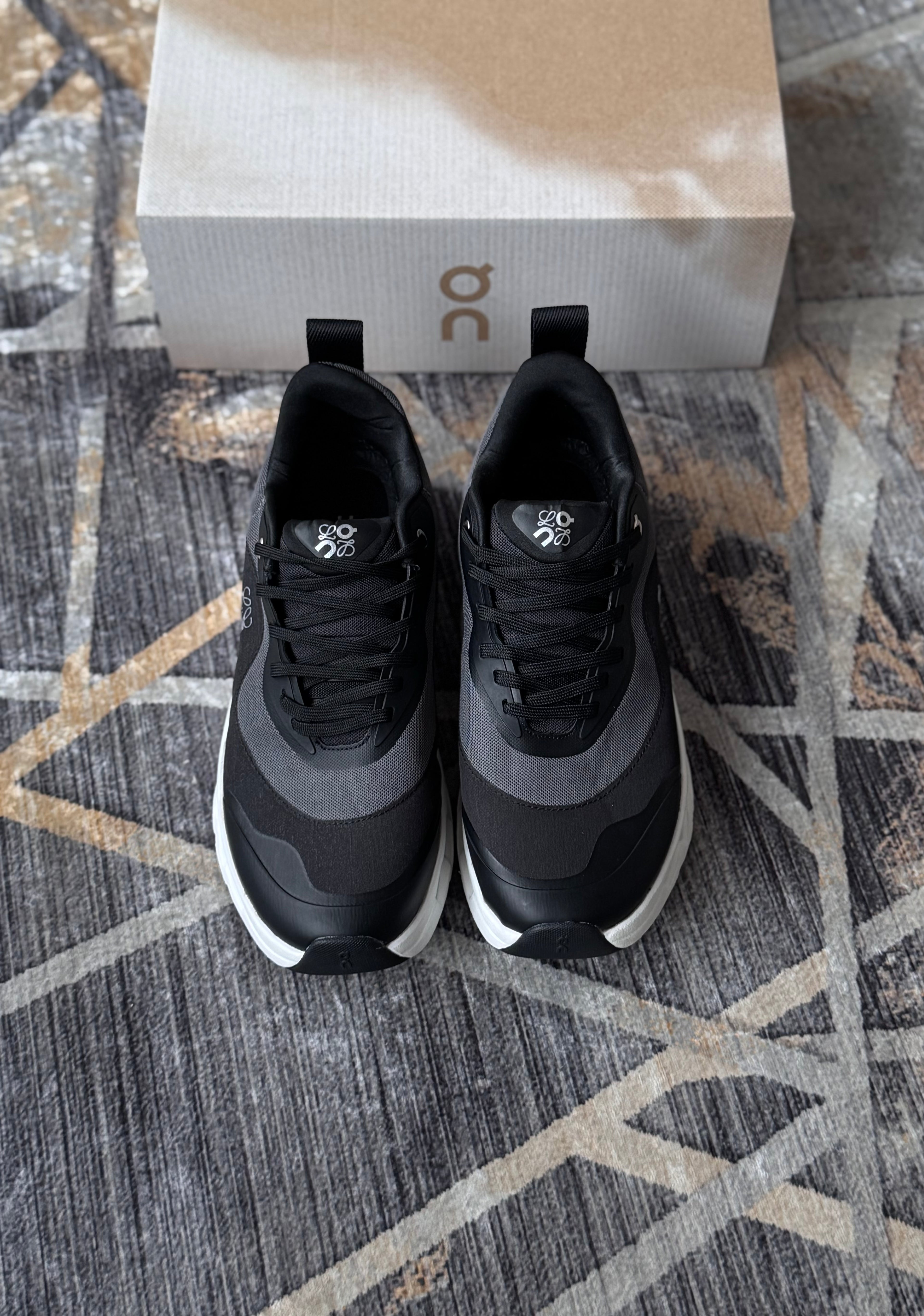 On cloud “cloudtilt x loewe negro blanco  “