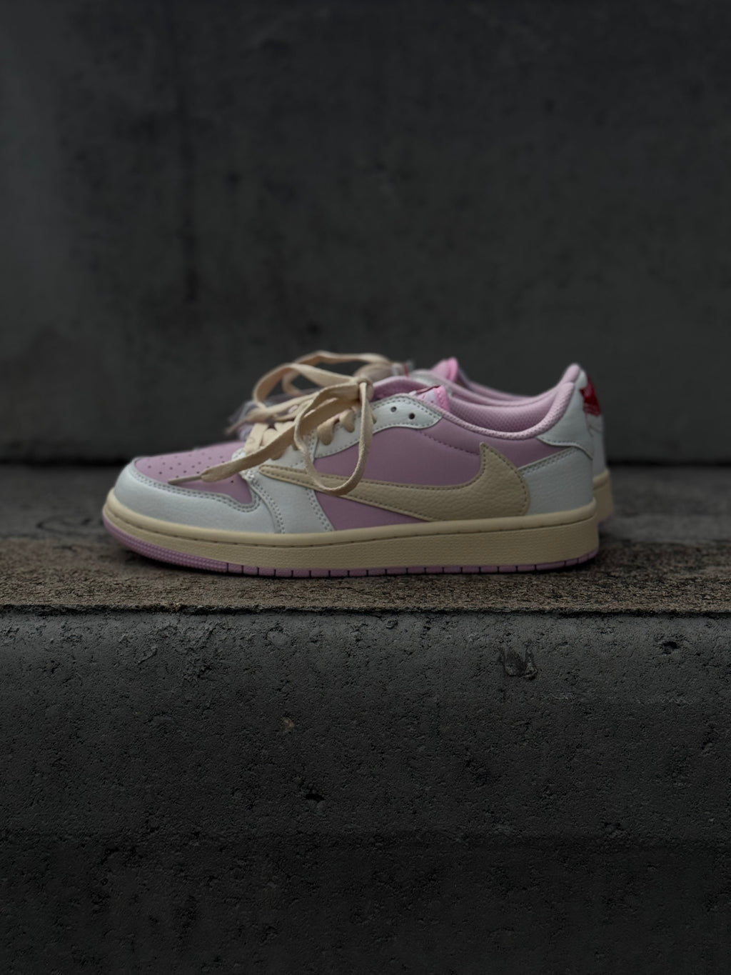 Nike Air Jordan 1 low x Travis scott “shy pink”