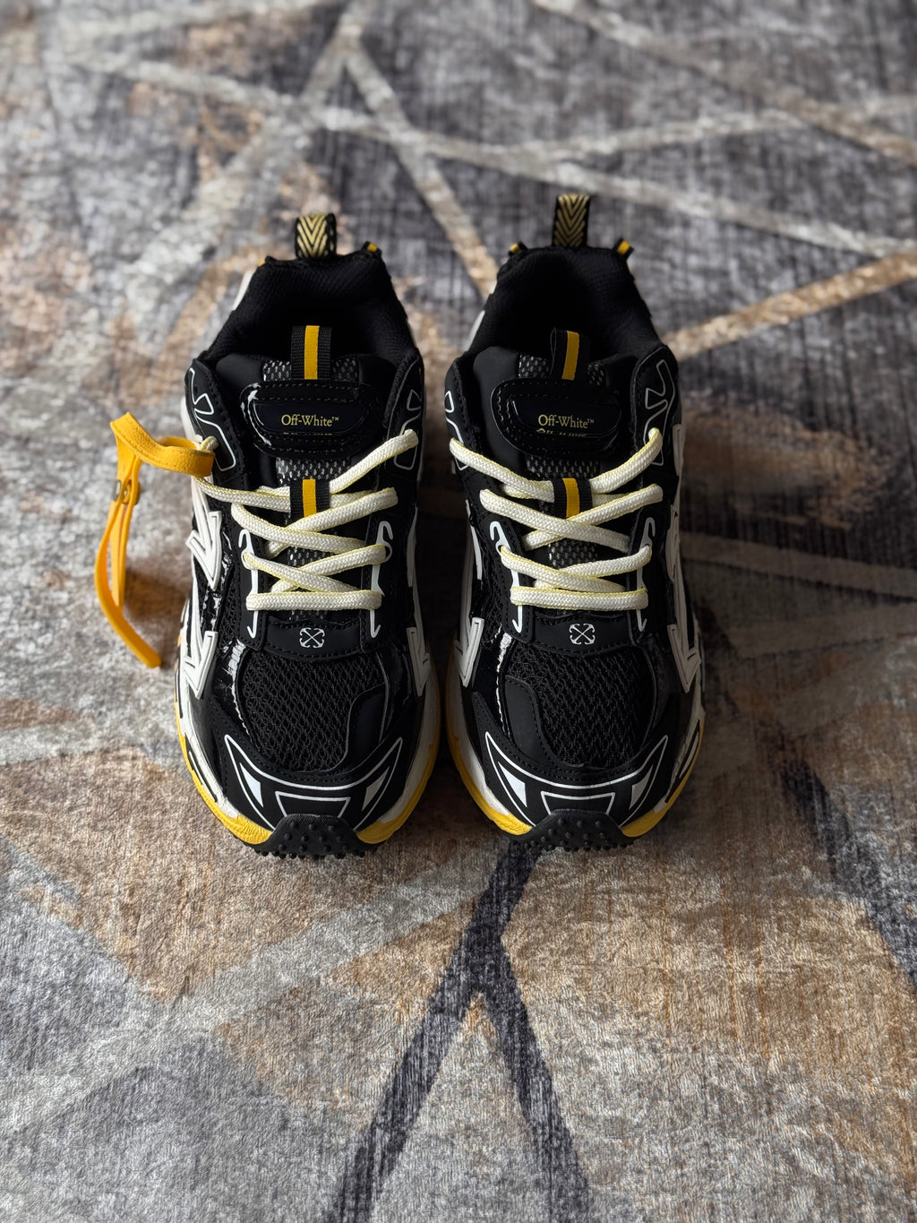 Off-White
tenis Be Right Back “negro amarillo”