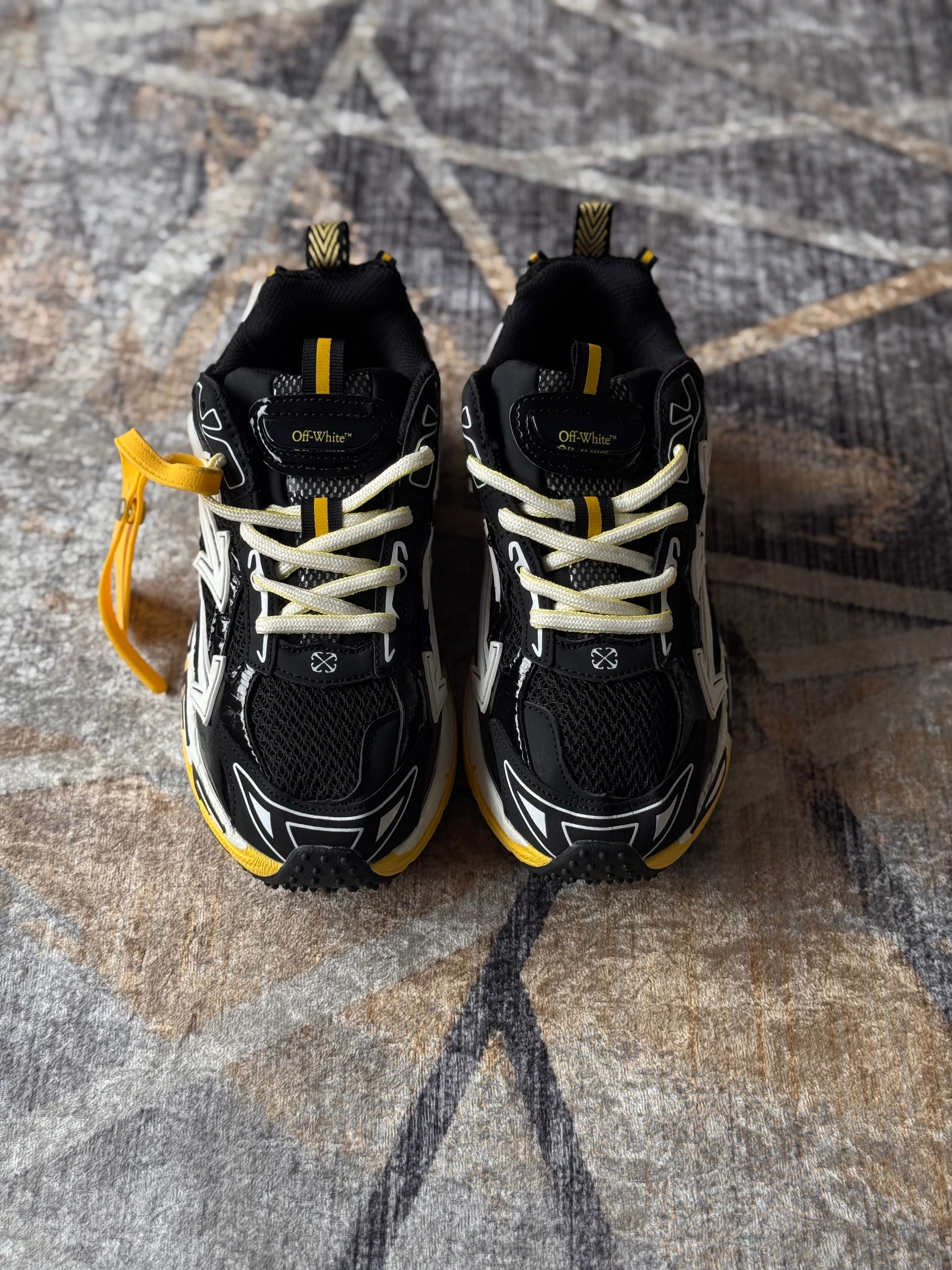 Off-White
tenis Be Right Back “negro amarillo”