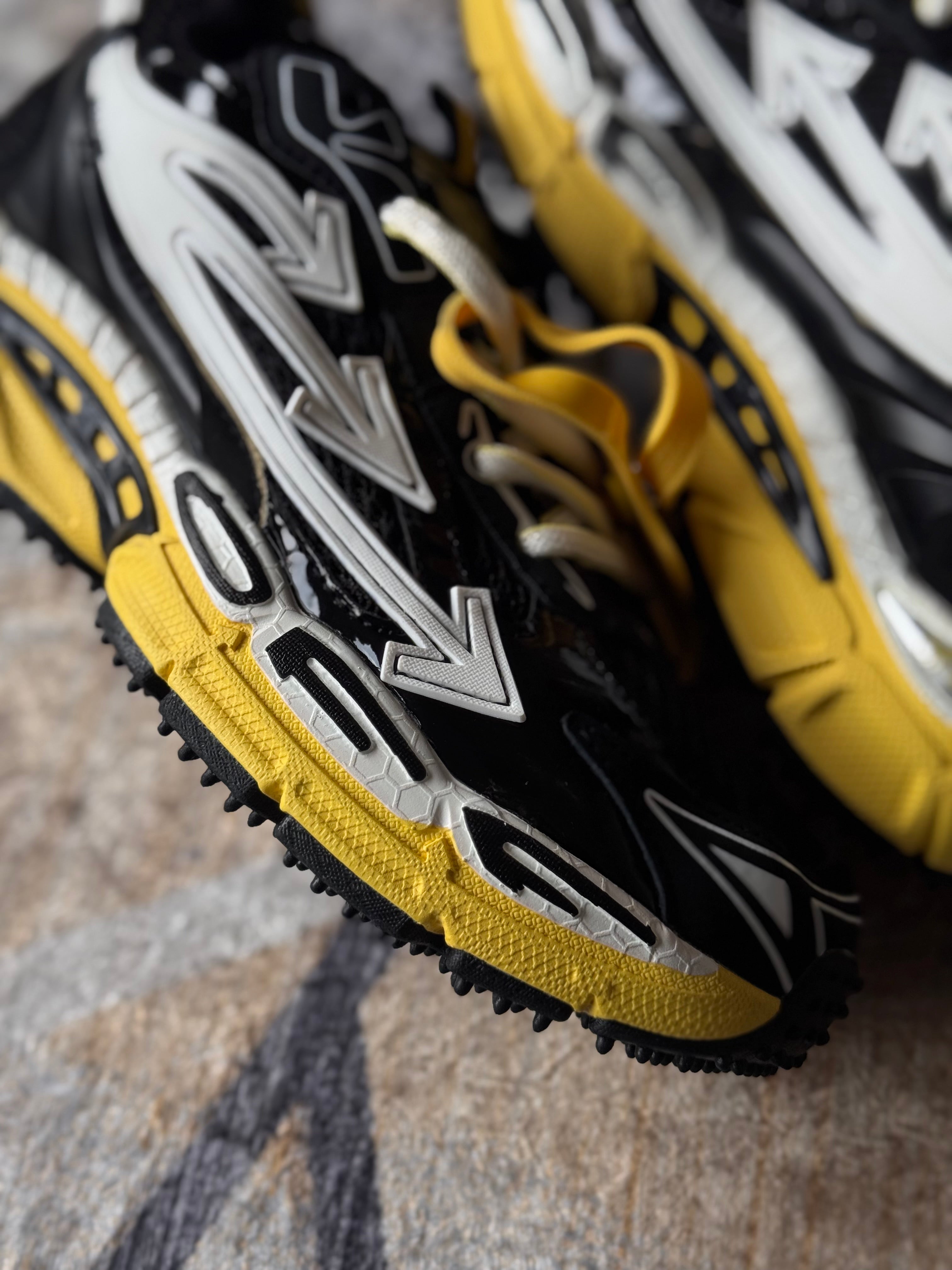 Off-White
tenis Be Right Back “negro amarillo”
