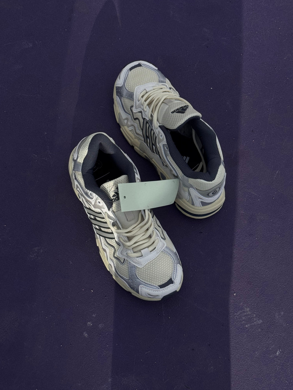 Adidas response cl x bad bunny “blanco hueso “