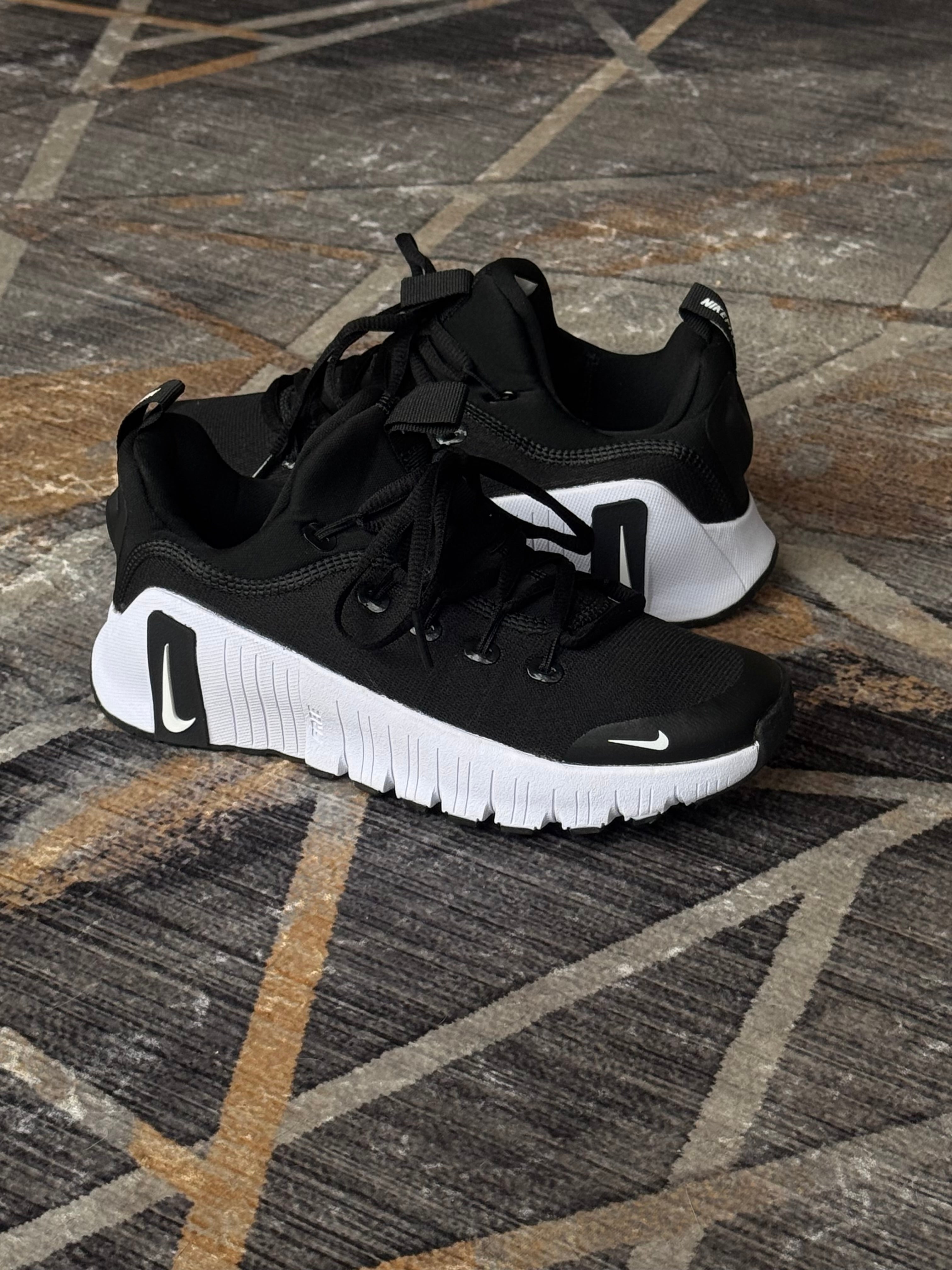 Nike free metcon 6 “negra blanca”