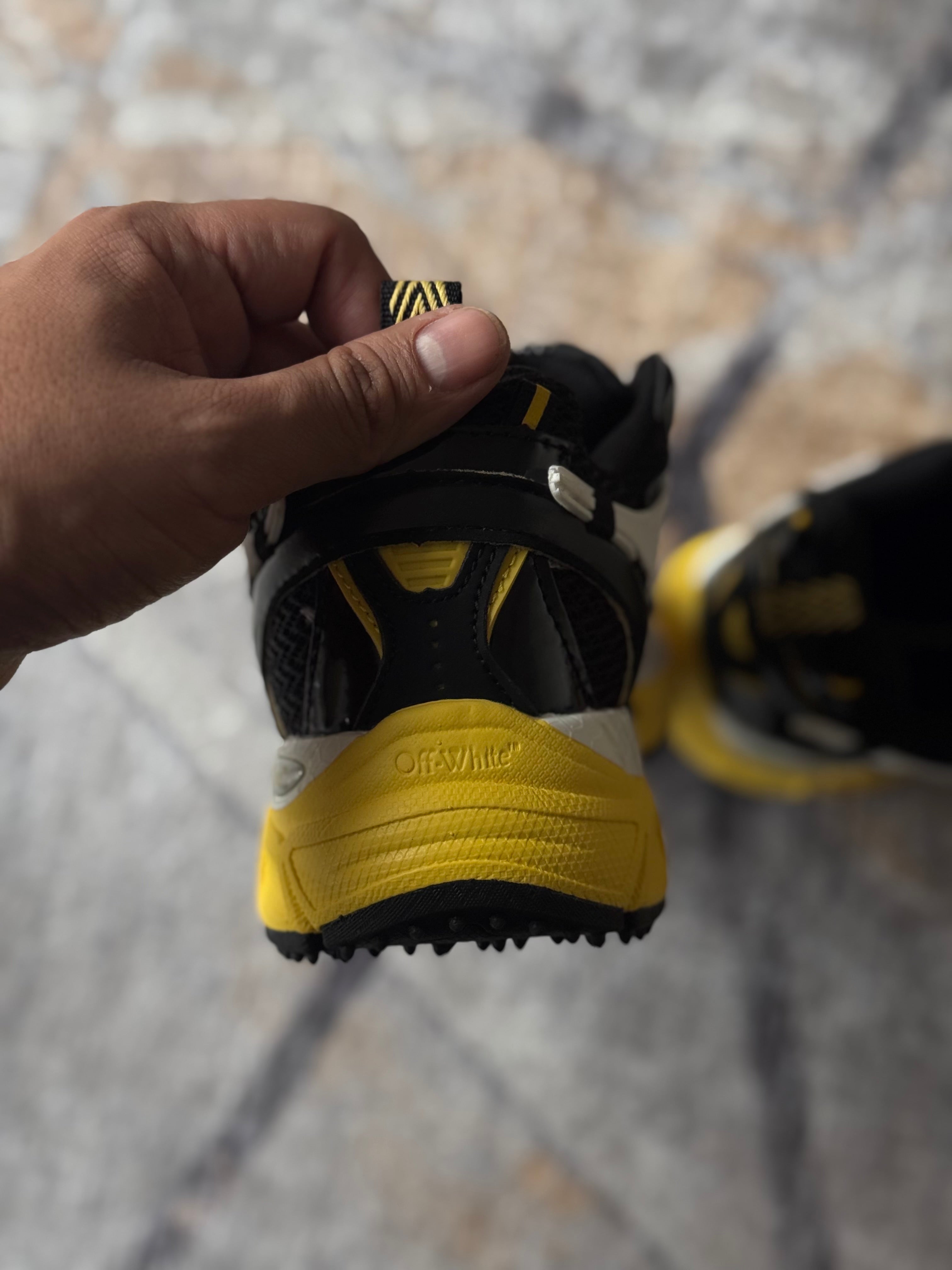Off-White
tenis Be Right Back “negro amarillo”