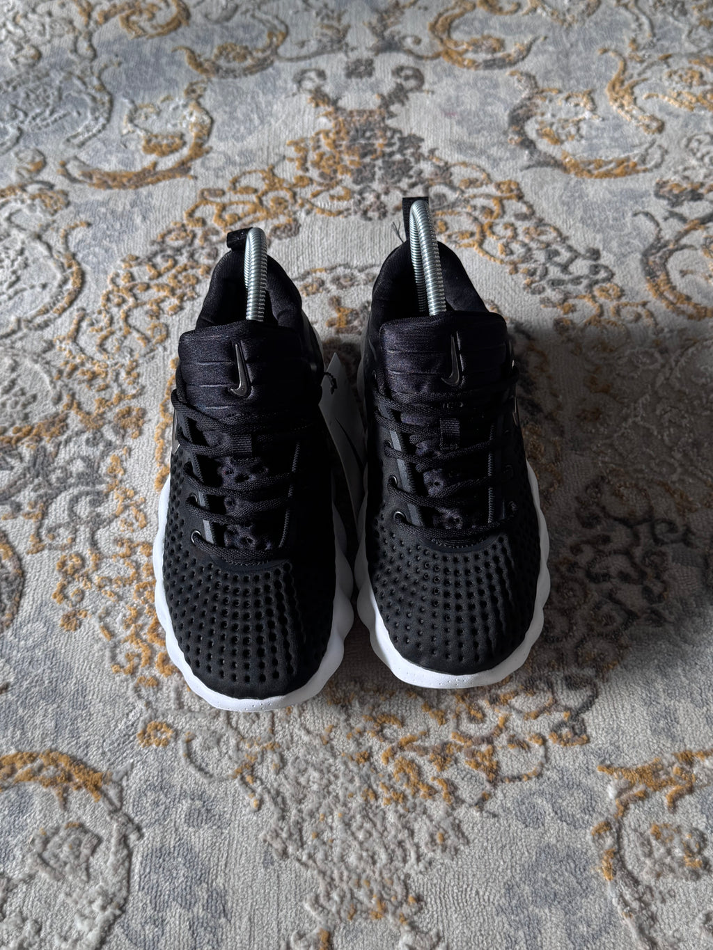 Nike mind 002 “negra blanca”