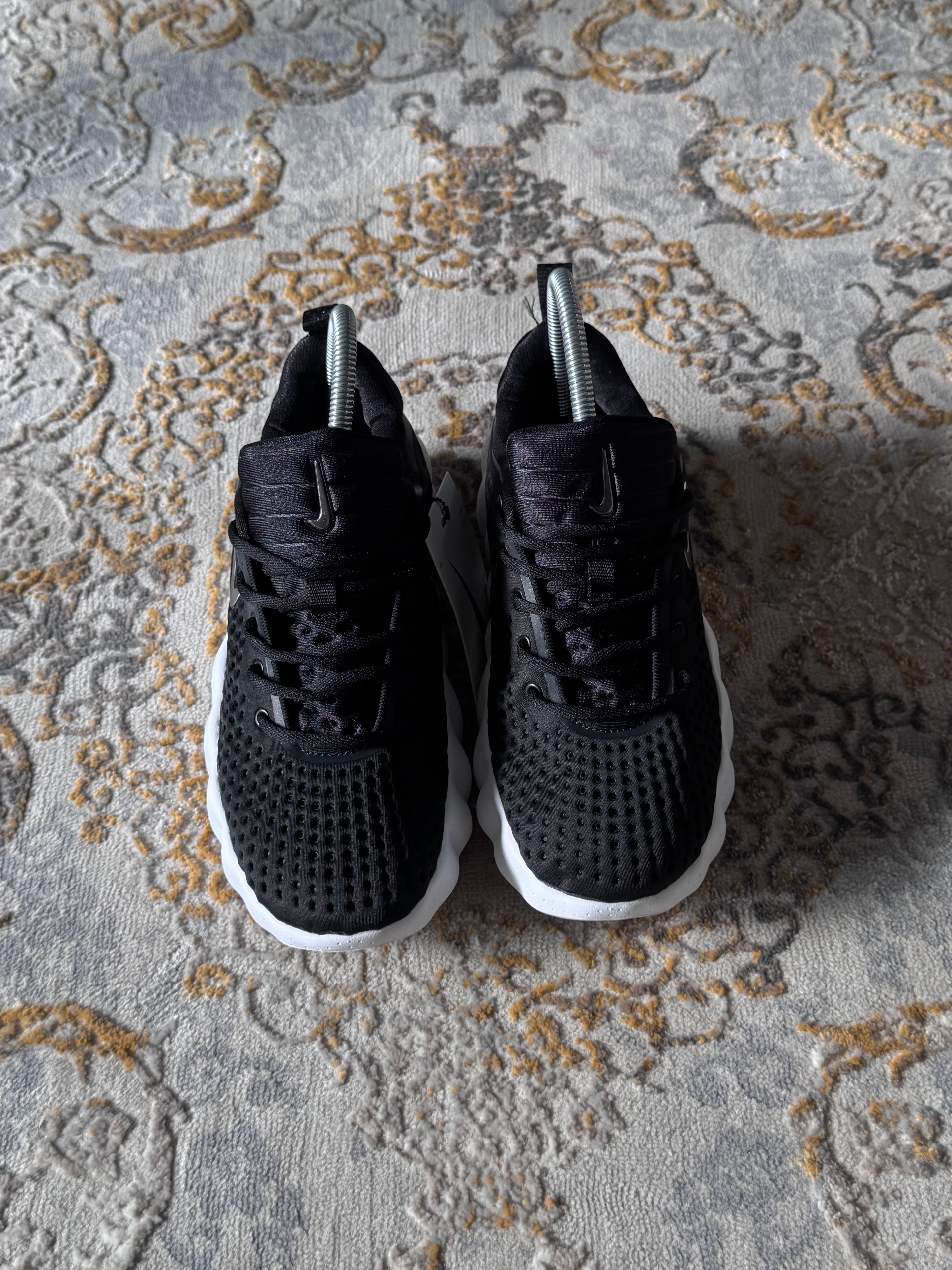 Nike mind 002 “negra blanca”