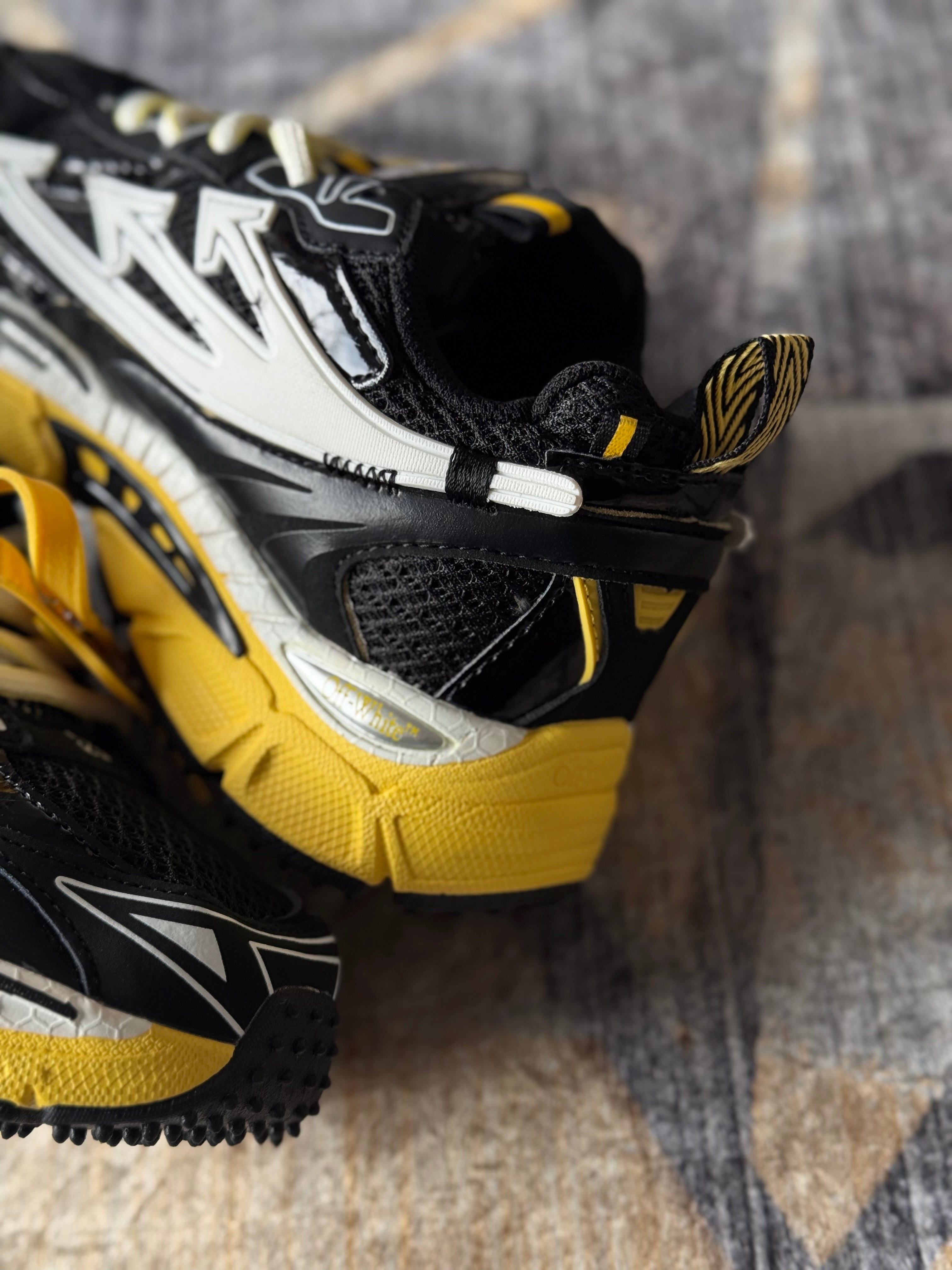 Off-White
tenis Be Right Back “negro amarillo”
