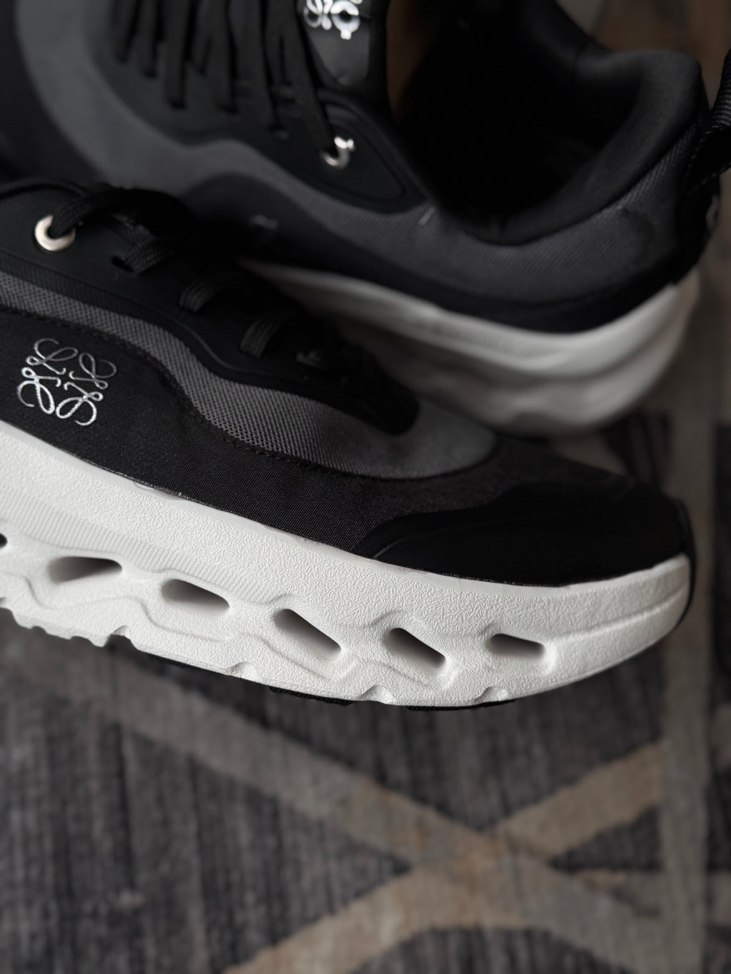 On cloud “cloudtilt x loewe negro blanco  “