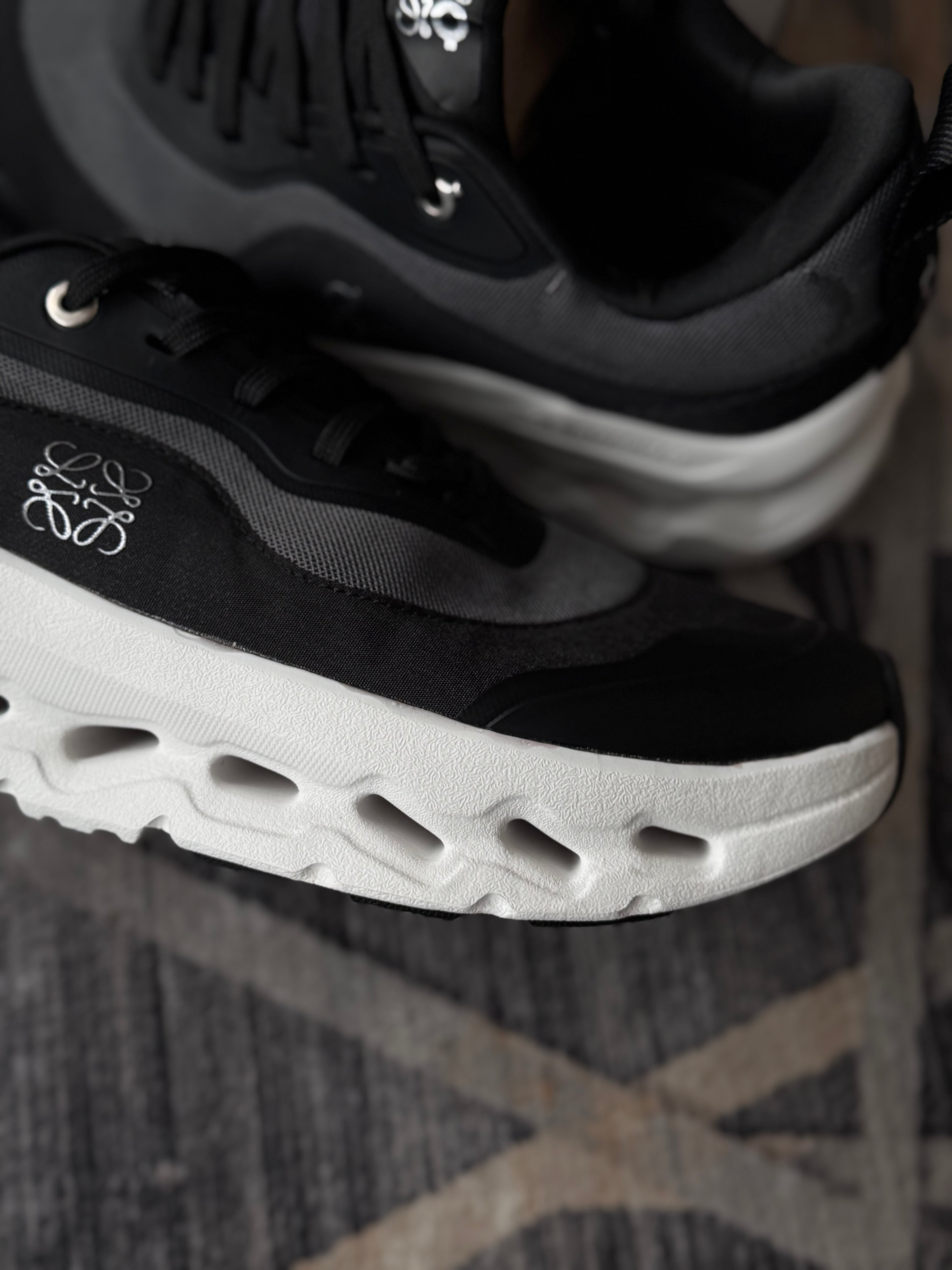 On cloud “cloudtilt x loewe negro blanco  “