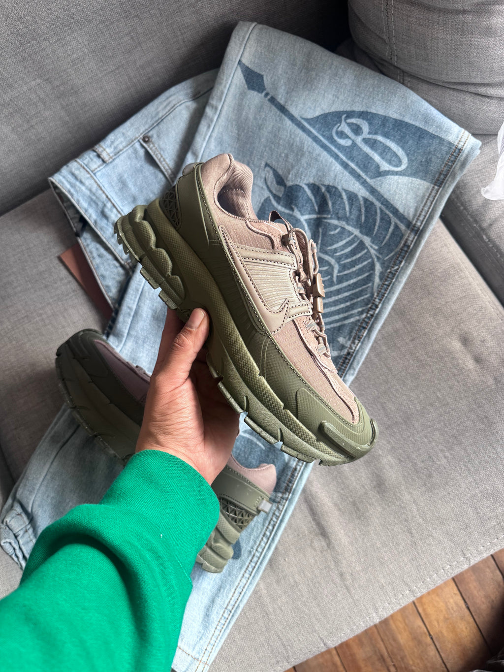Nike Vomero roam “verde oliva “