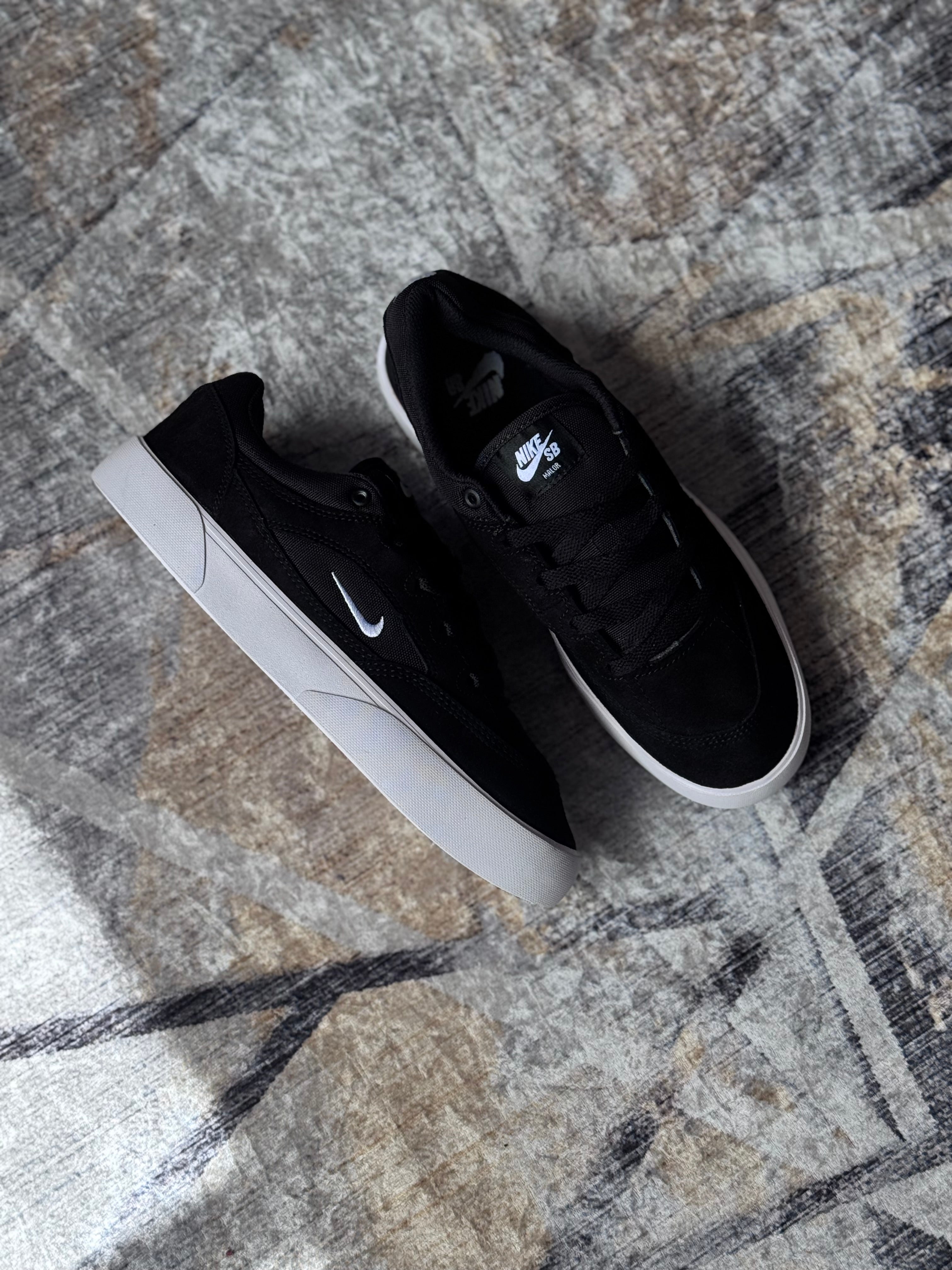 Nike sb “malor” negra blanco”