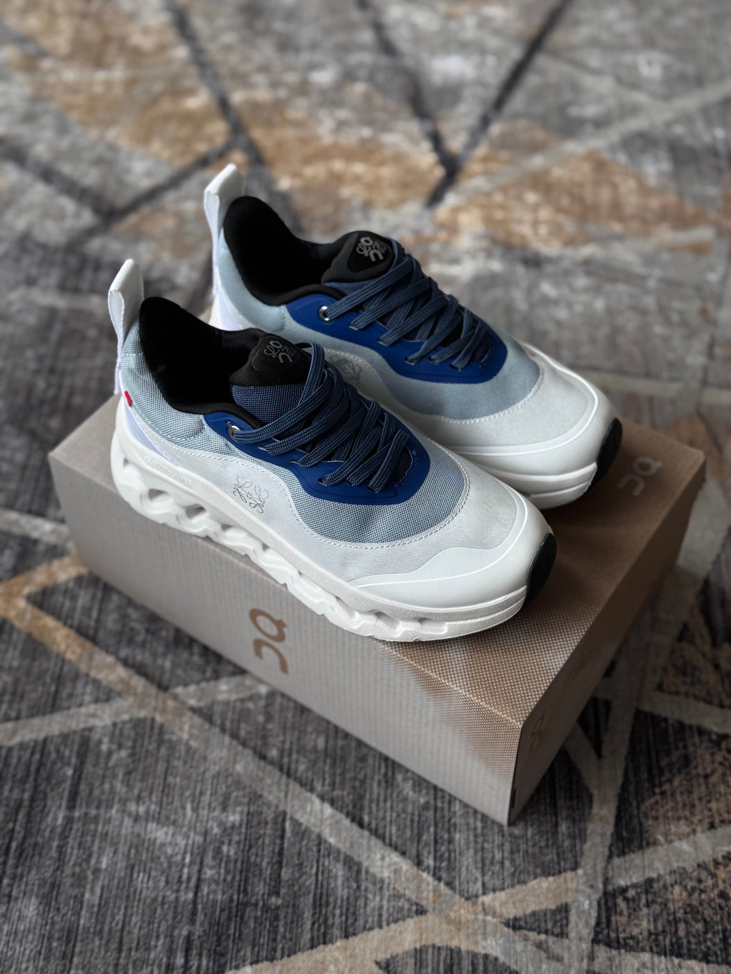 On cloud “cloudtilt x loewe blanco azul “