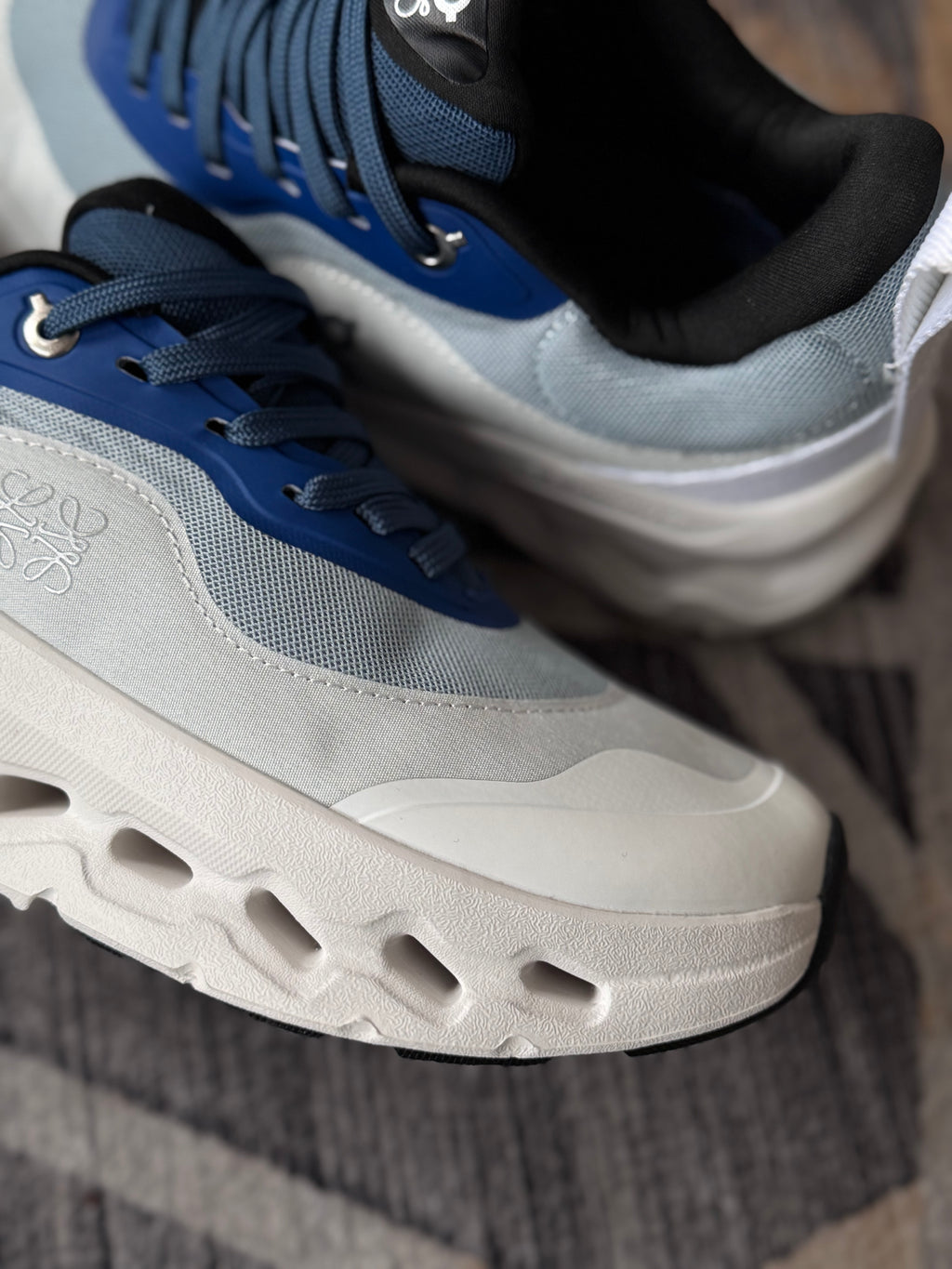 On cloud “cloudtilt x loewe blanco azul “