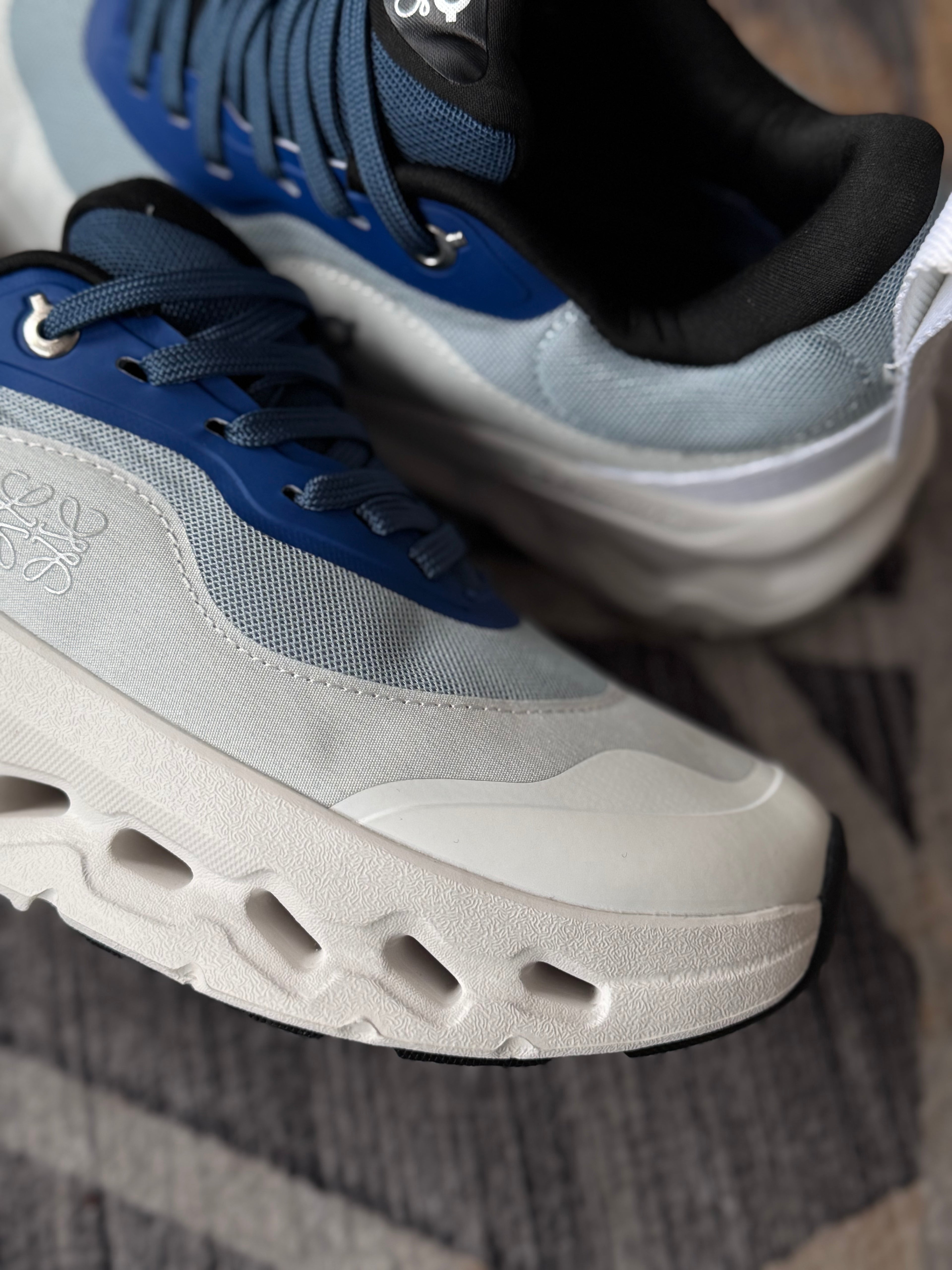 On cloud “cloudtilt x loewe blanco azul “