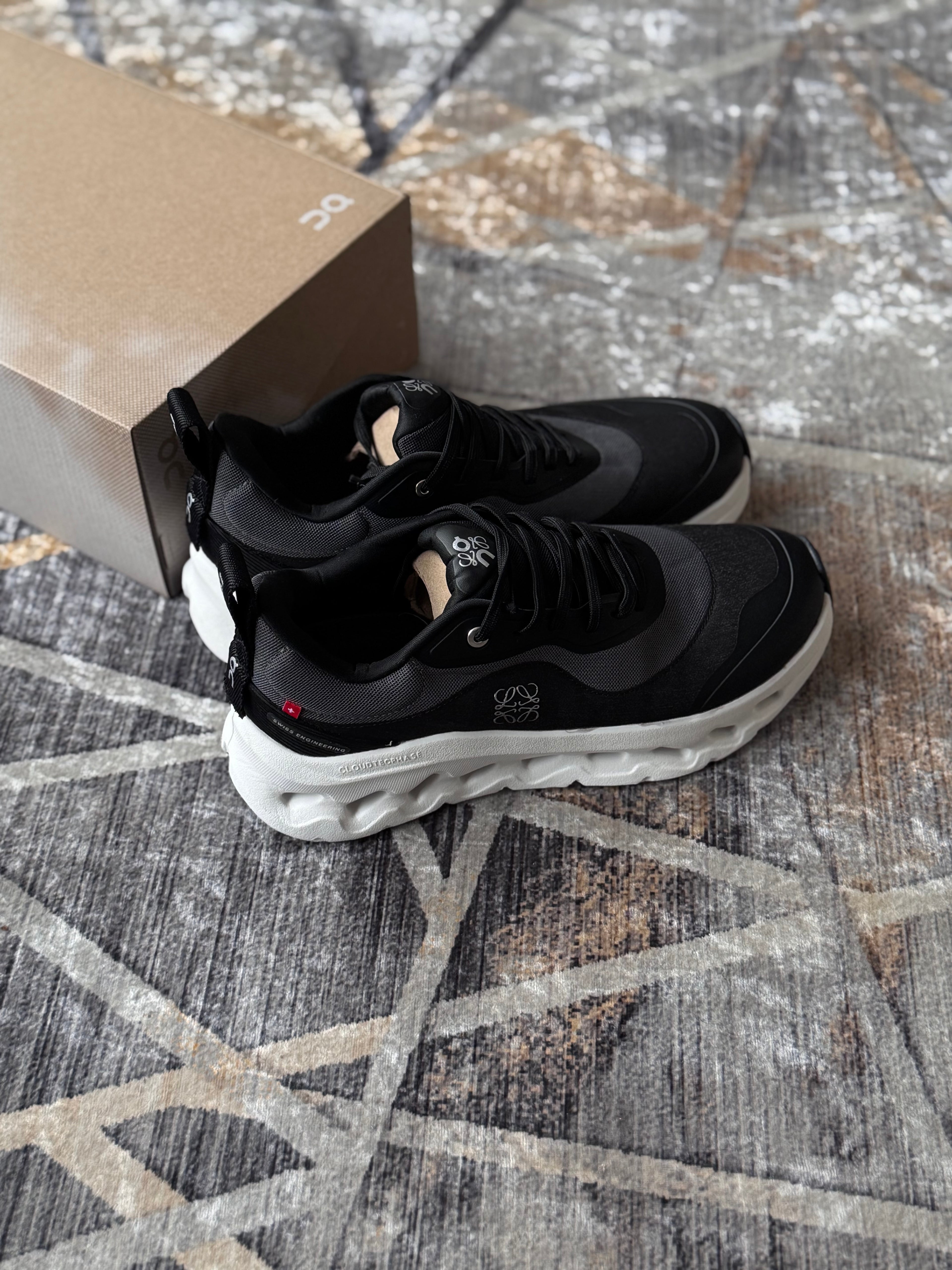 On cloud “cloudtilt x loewe negro blanco  “