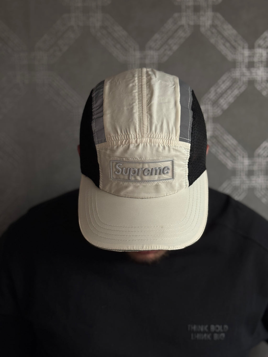 Gorra supreme five panel “blanco negro”