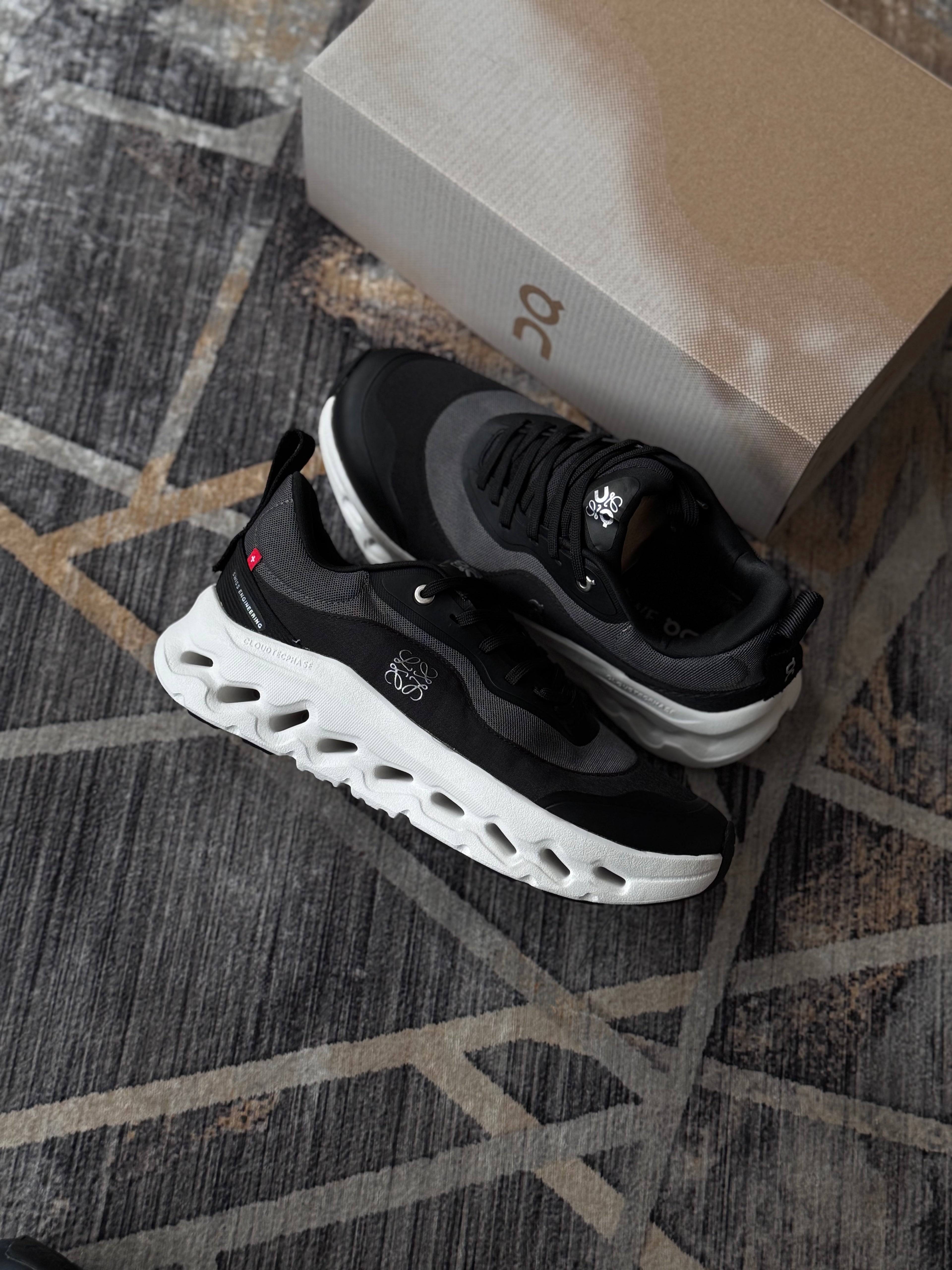 On cloud “cloudtilt x loewe negro blanco  “