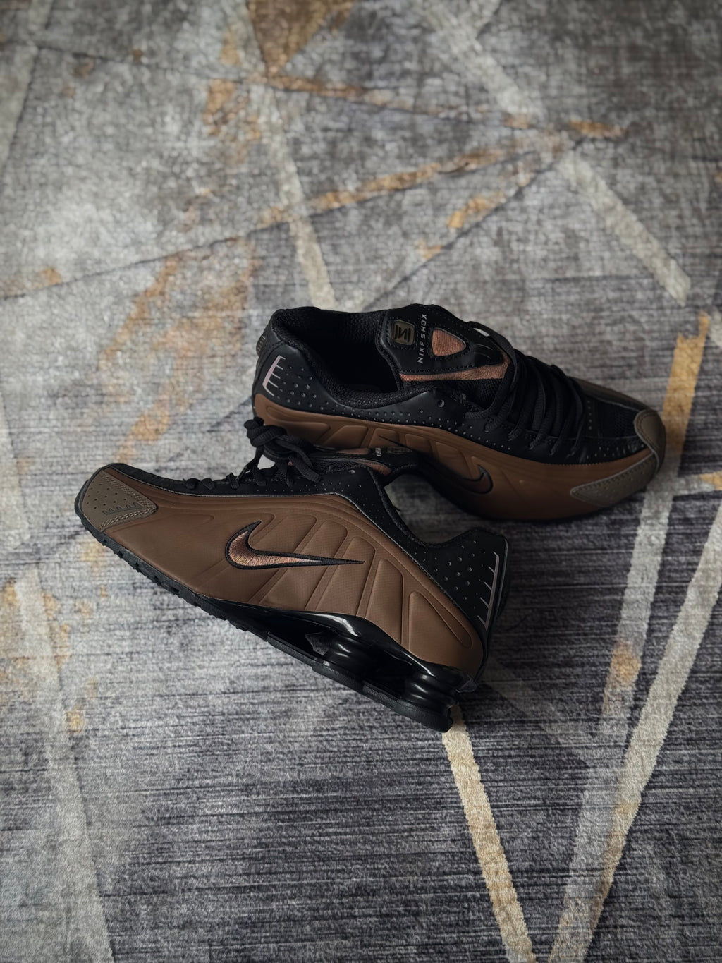 Nike Shox r4 “off noir ironstone”