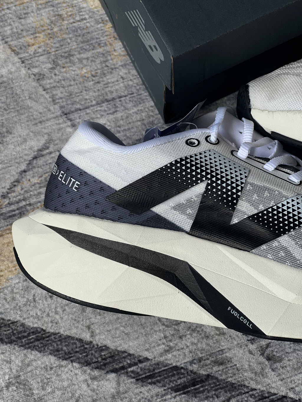 New Balance elite “blanco negro”