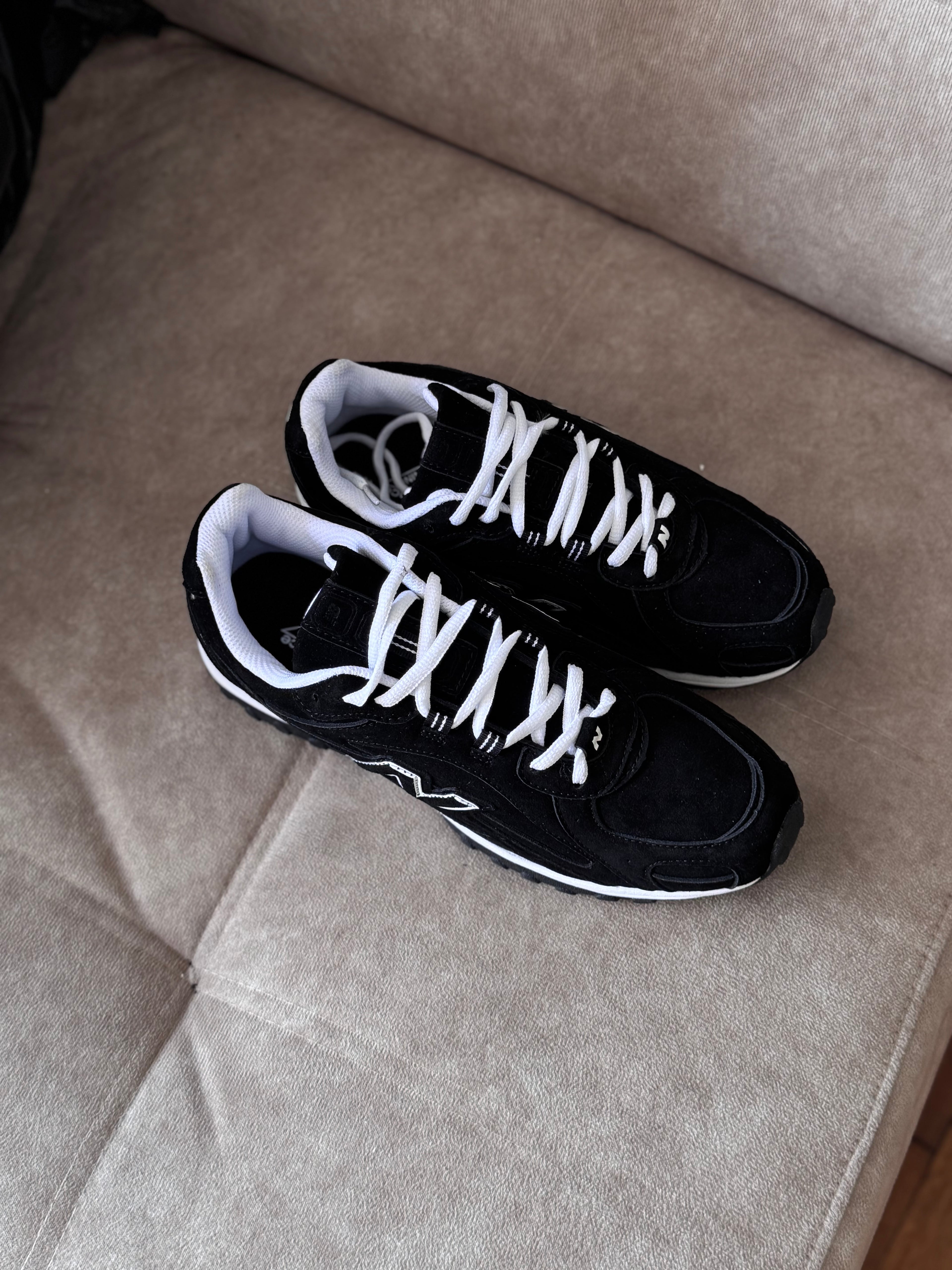 New balance 204L “negro blanco”