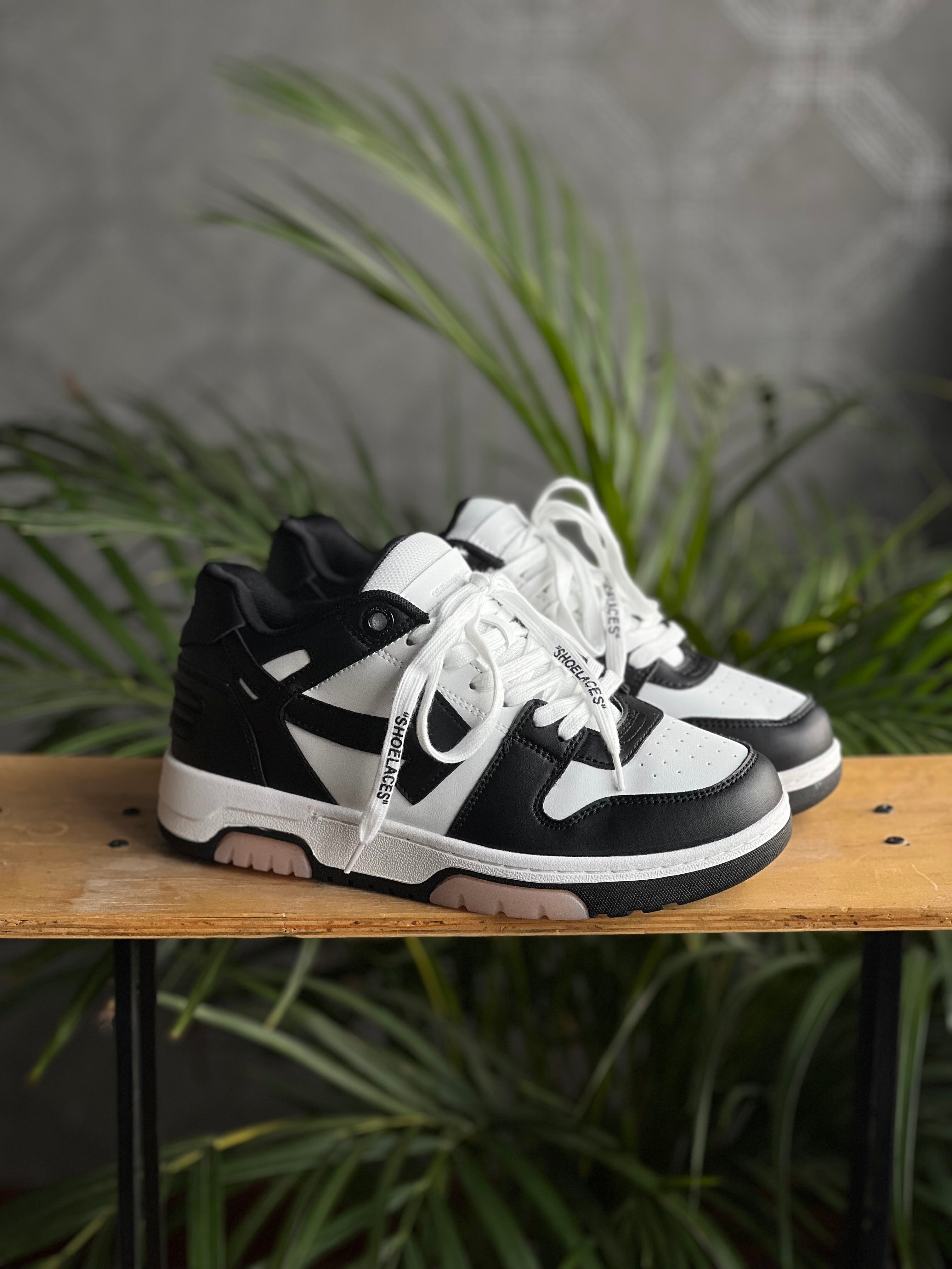 Off white “out of office “ blanco negro