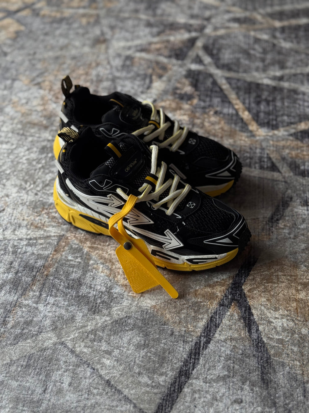Off-White
tenis Be Right Back “negro amarillo”