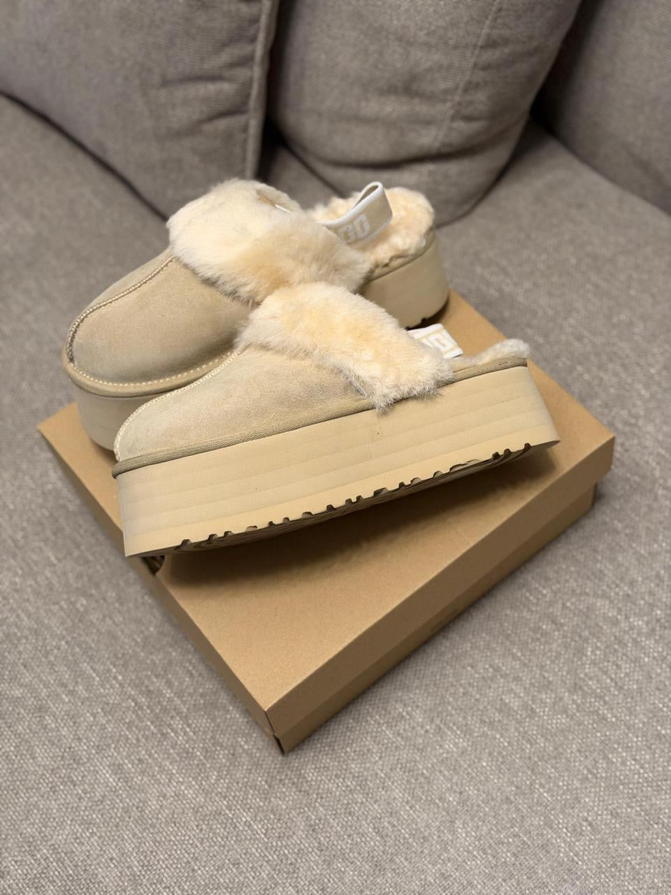 Ugg sandalia “beige”