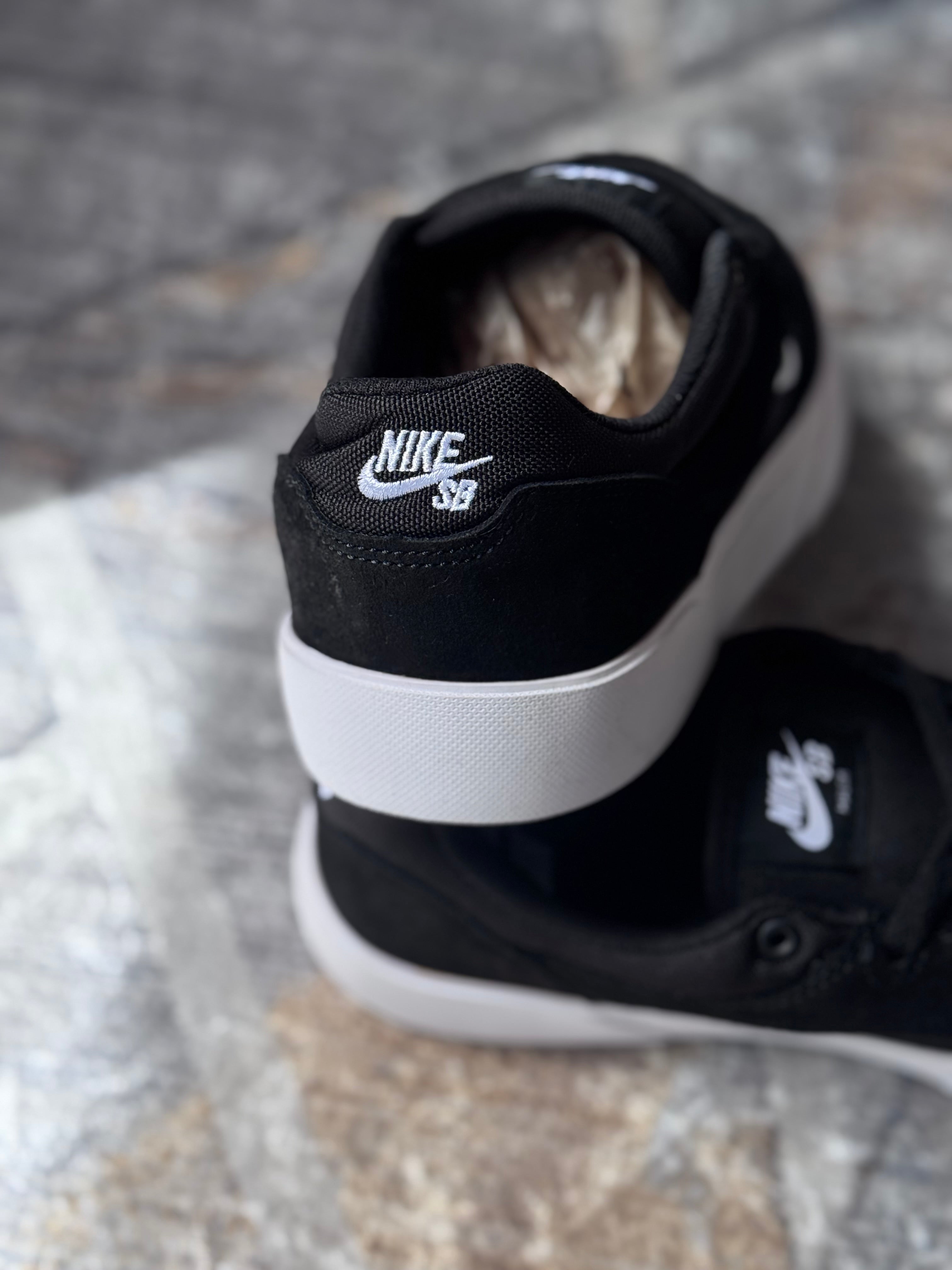 Nike sb “malor” negra blanco”