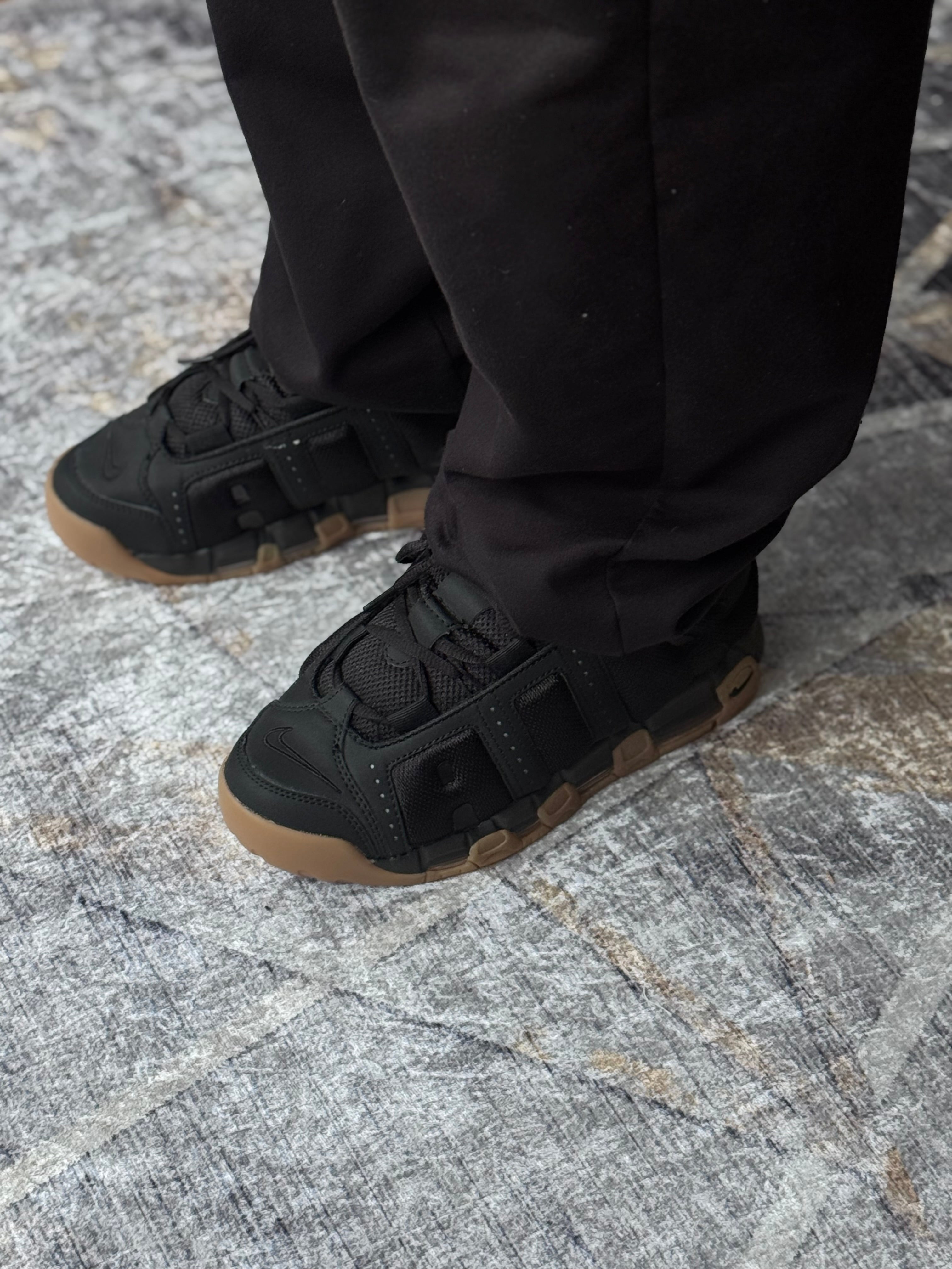 Nike up tempo more “negra suela goma “