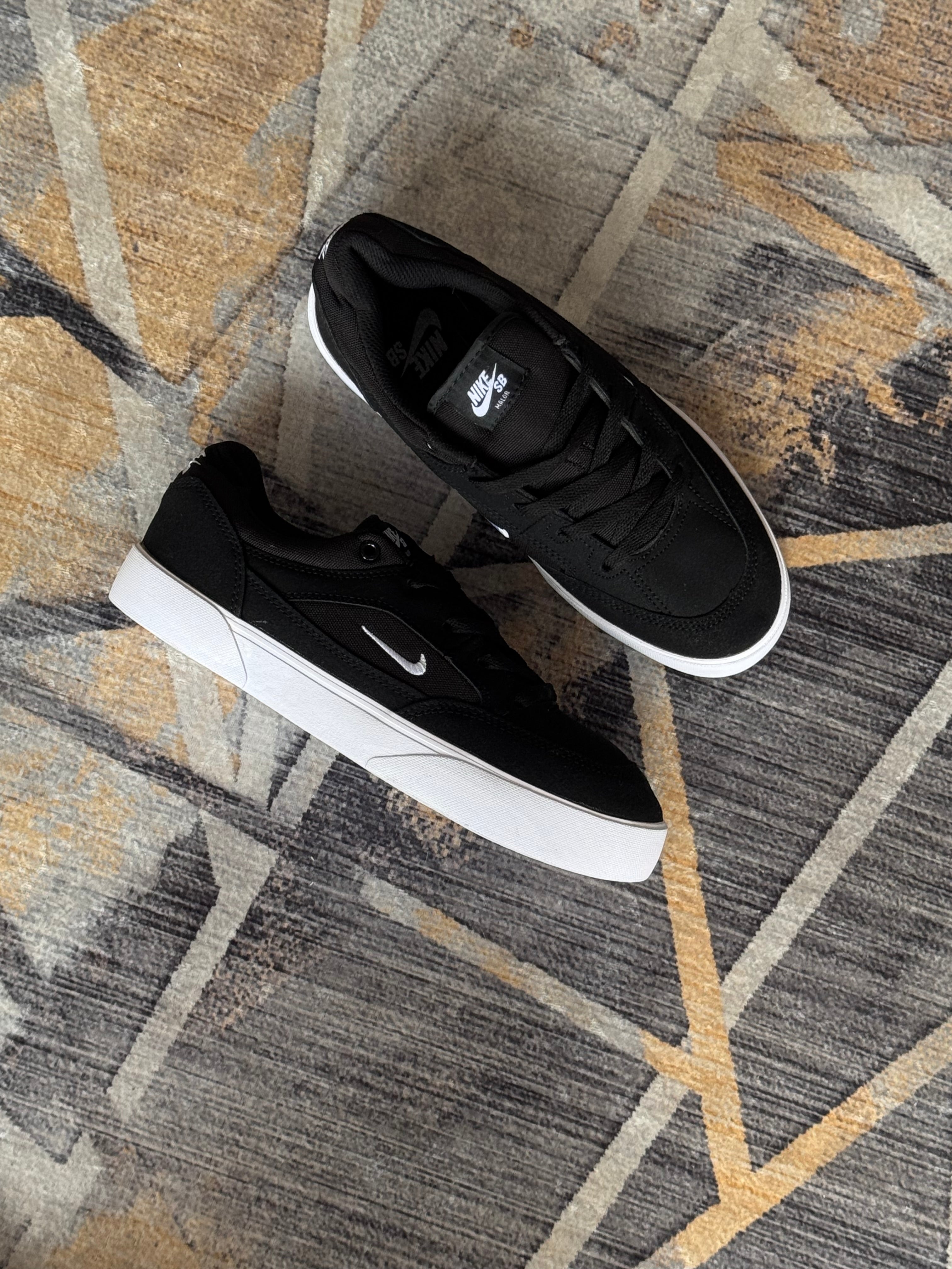 Nike sb “malor” negra blanco”