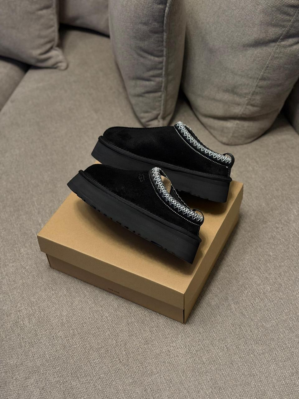 Ugg slippers tassman ll “negra “