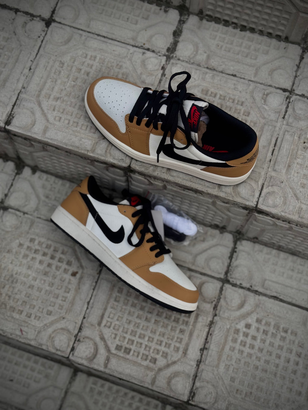 Air Jordan 1 Low “Sail and Golden harvest”
