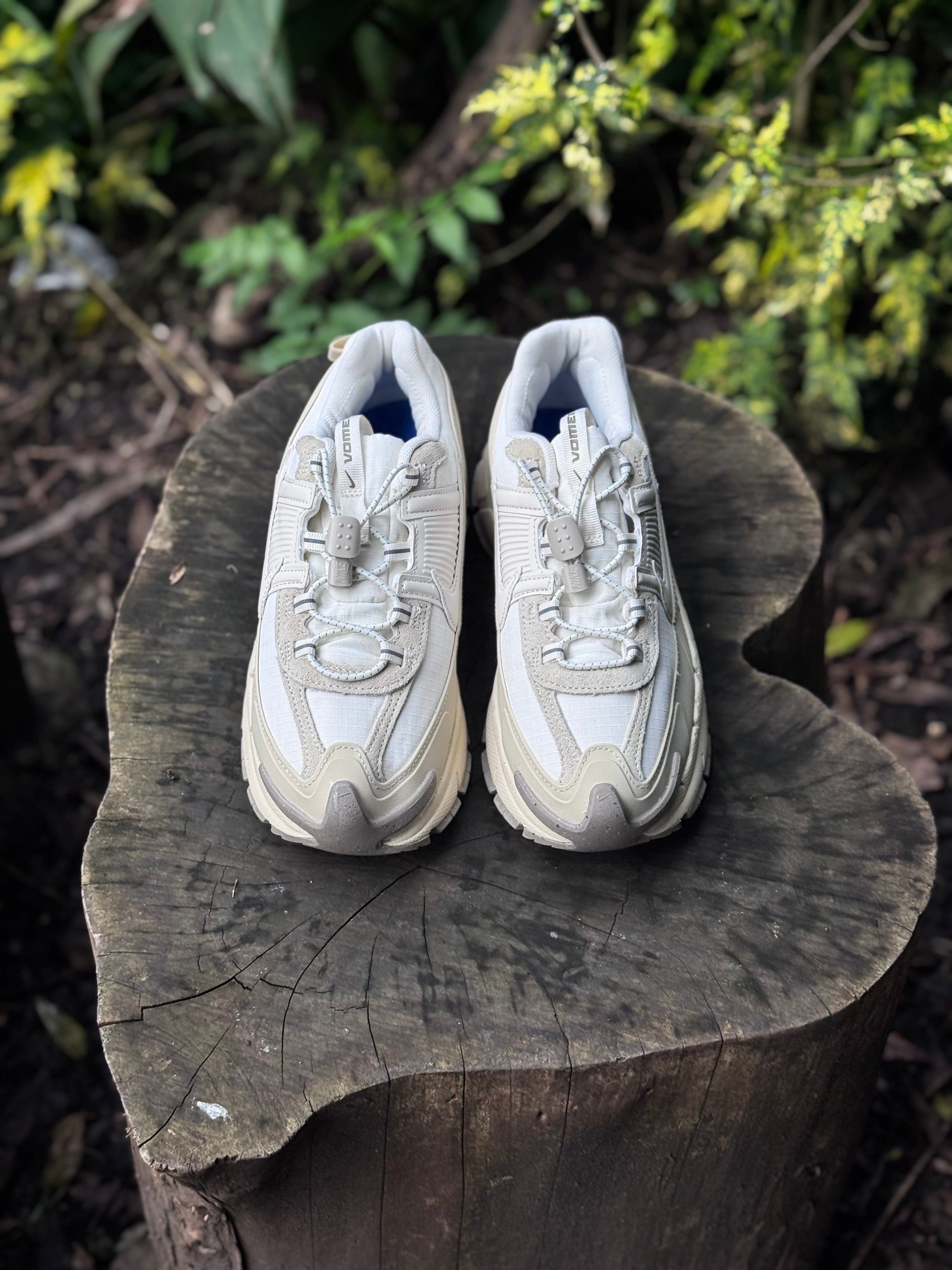 Nike Vomero roam “blanca gris”