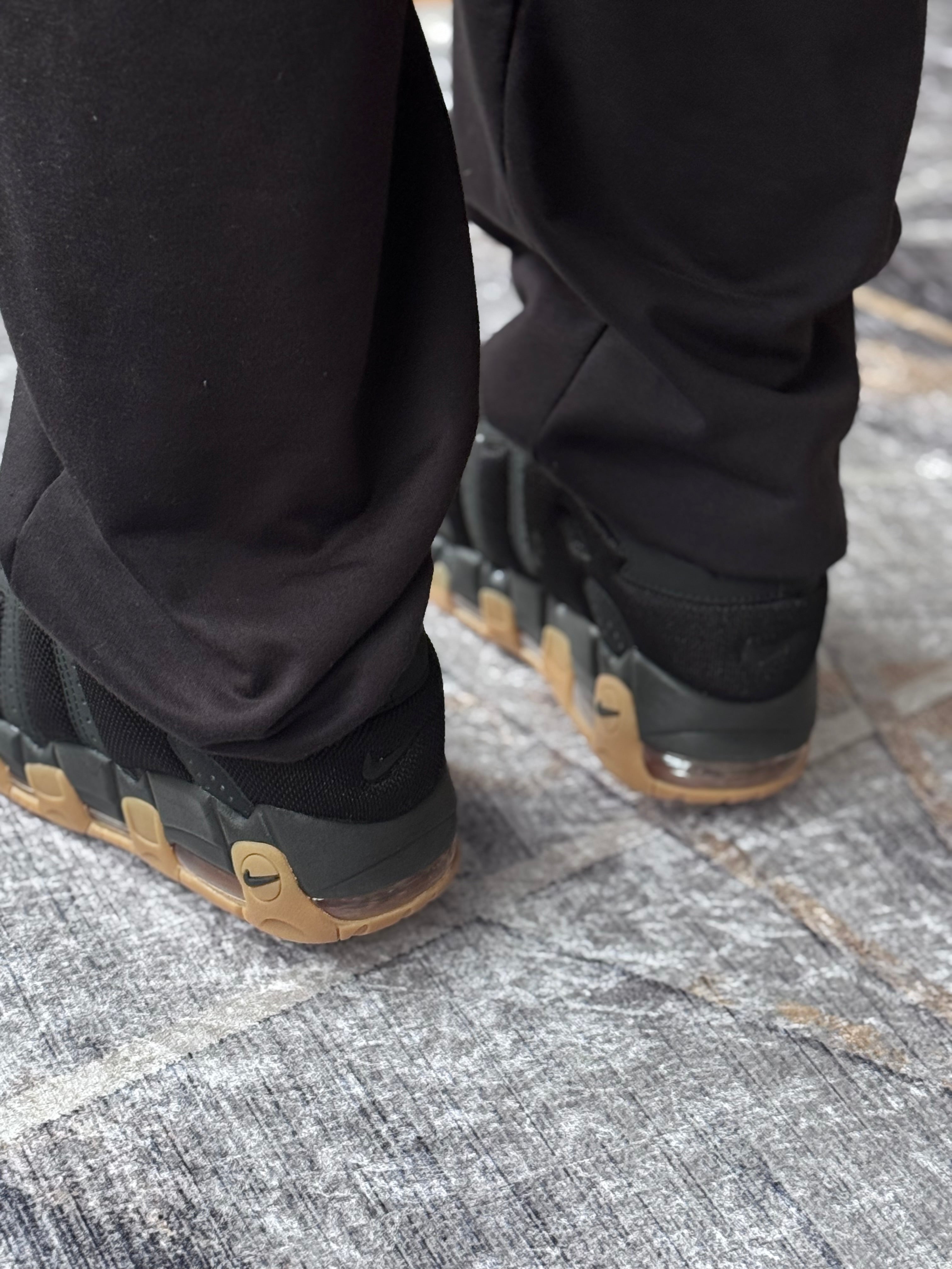 Nike up tempo more “negra suela goma “