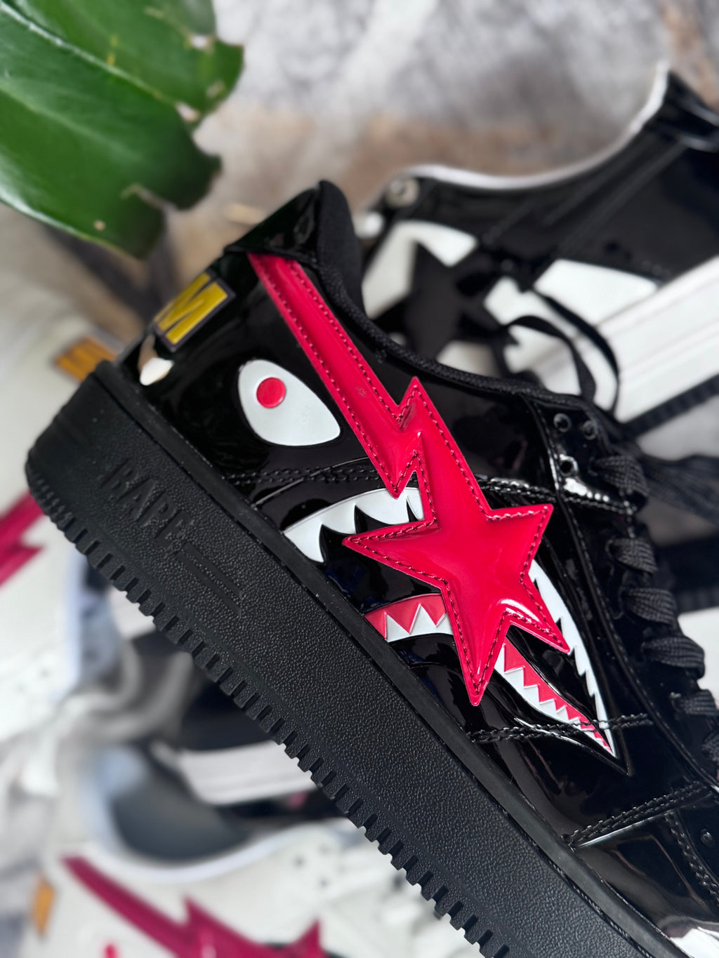A Bathing Ape BAPE STA Low negro rojo Shark