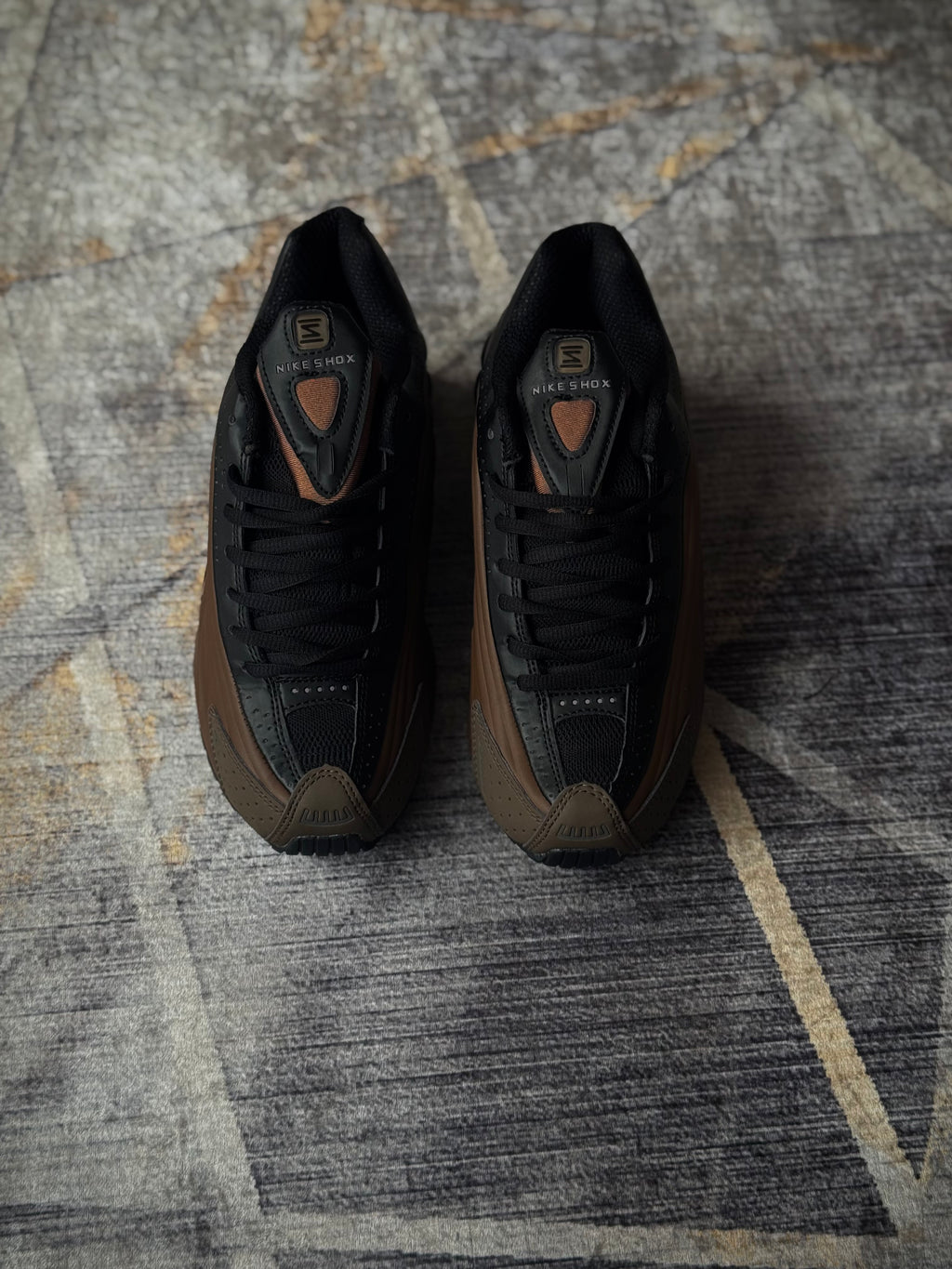 Nike Shox r4 “off noir ironstone”