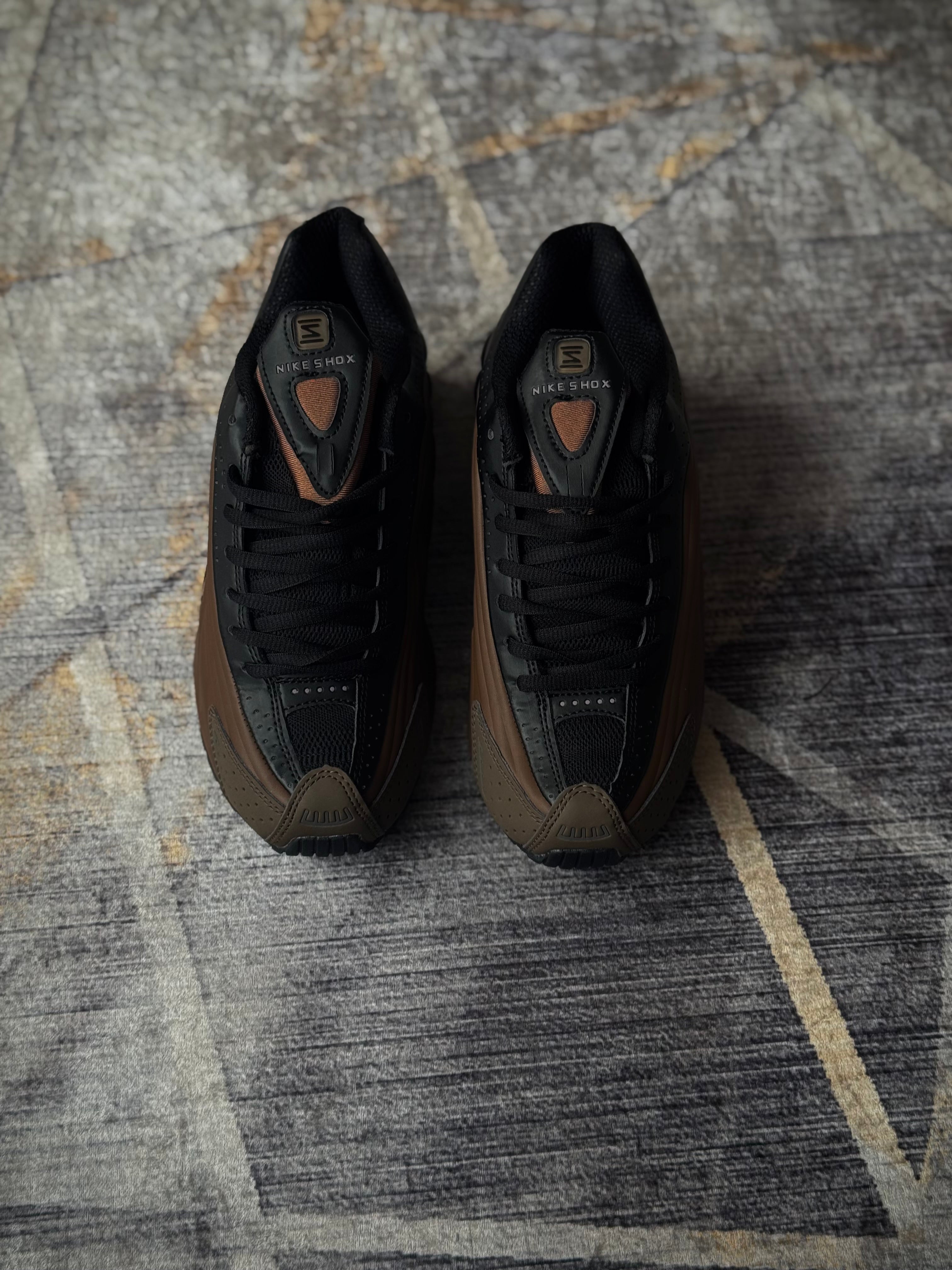 Nike Shox r4 “off noir ironstone”