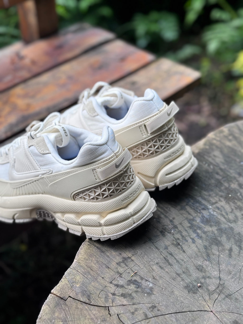 Nike Vomero roam “blanca gris”