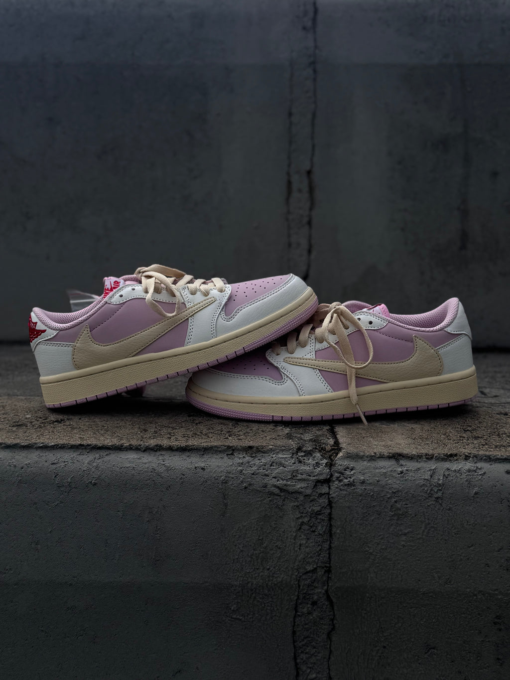 Nike Air Jordan 1 low x Travis scott “shy pink”